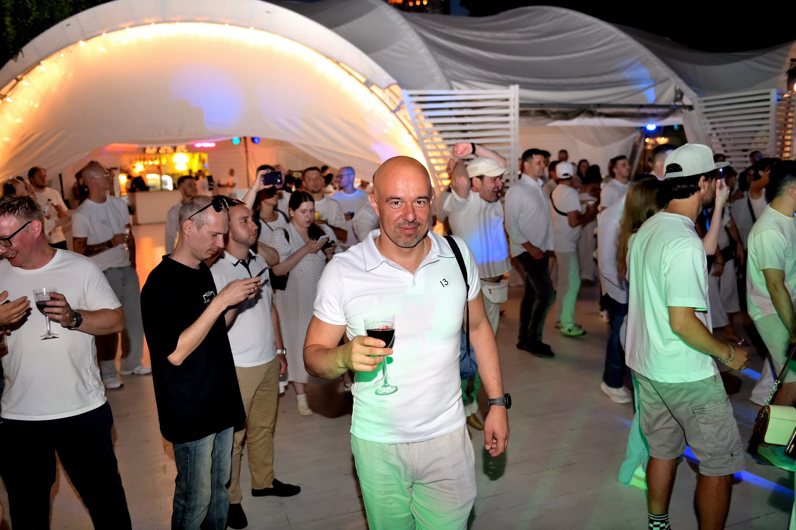 "Веселая танцующая публика веселится на концерте группы "Ума Турман".