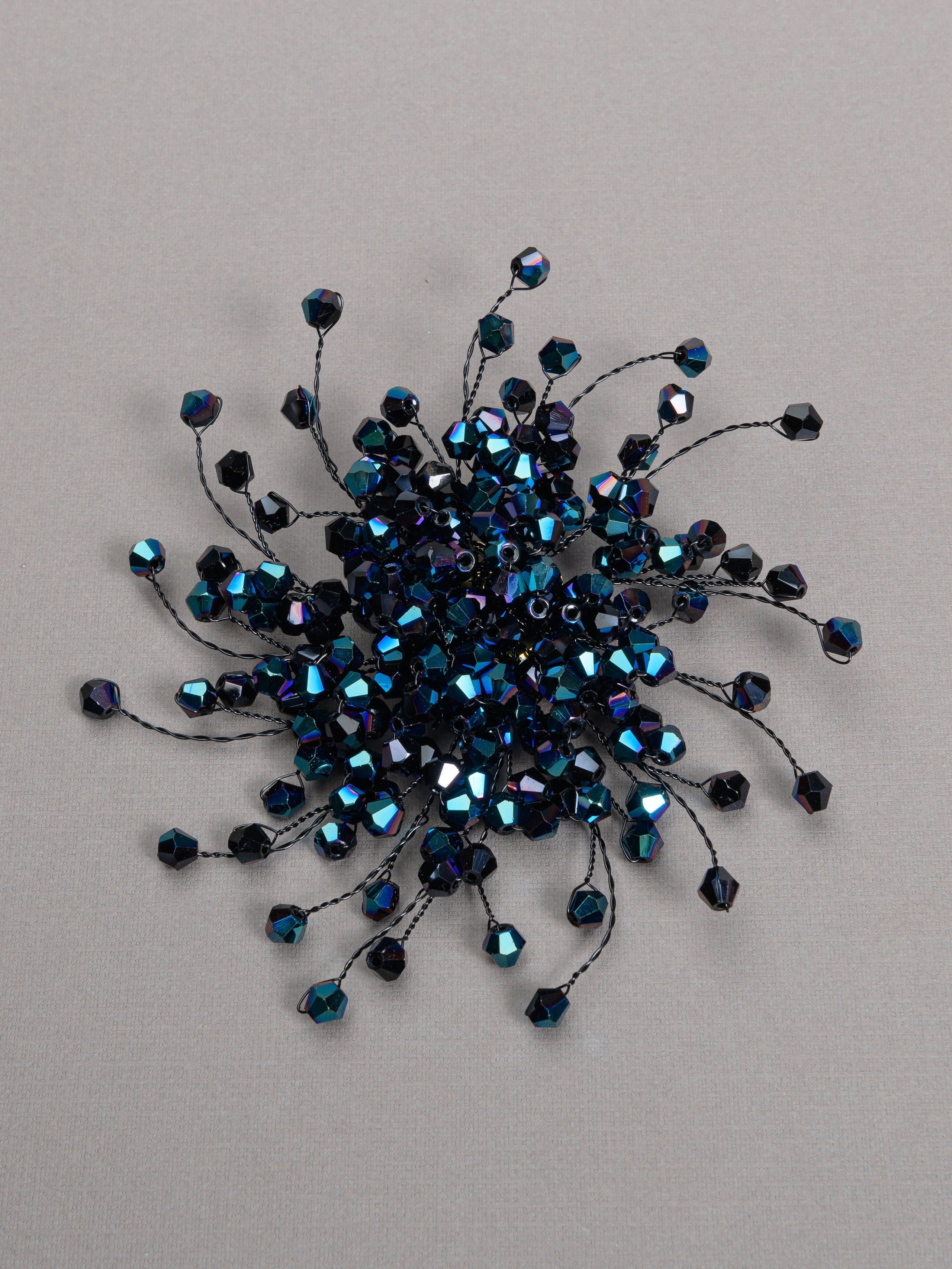 брошь в виде веточек с камушками из стекла 