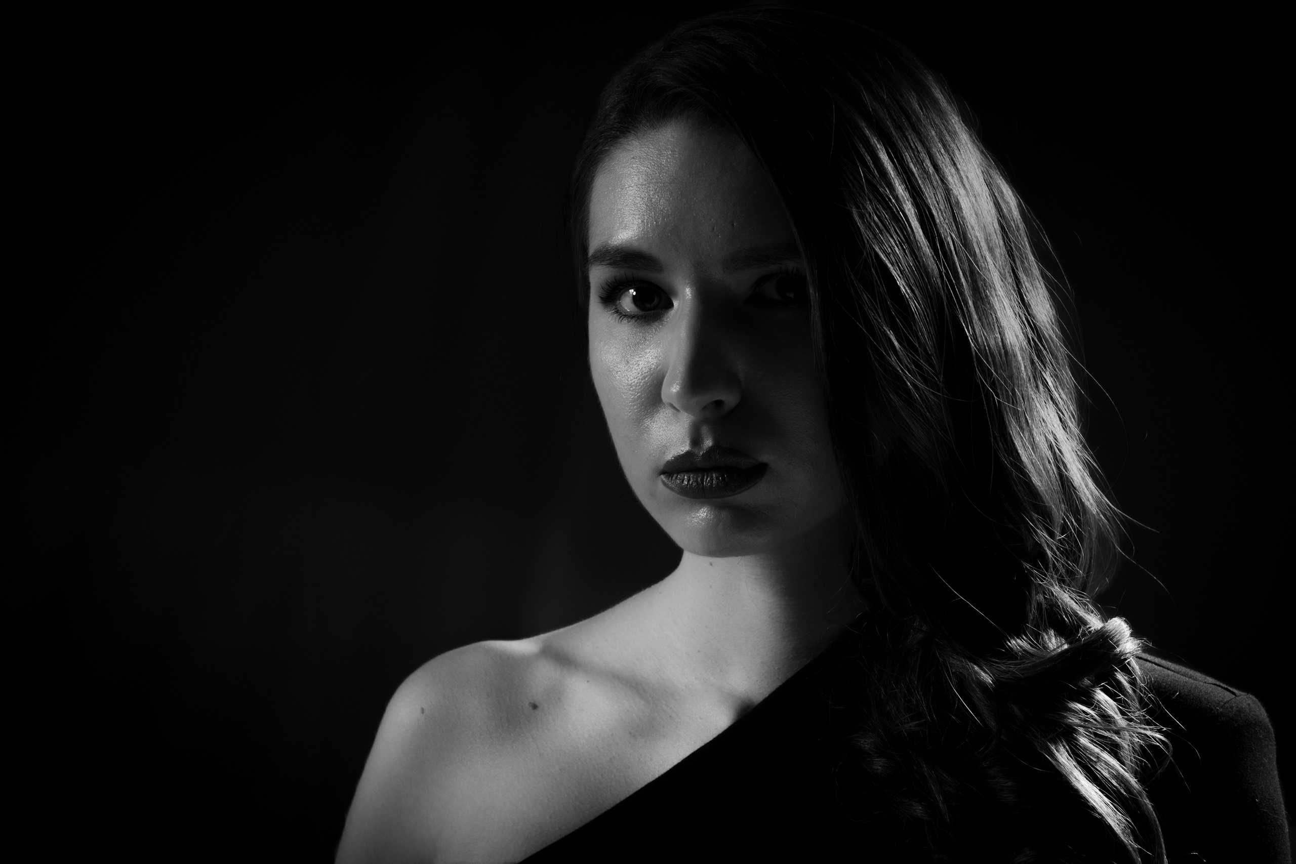 портрет девушки в низком ключе в вечернем платье с открытым плечом