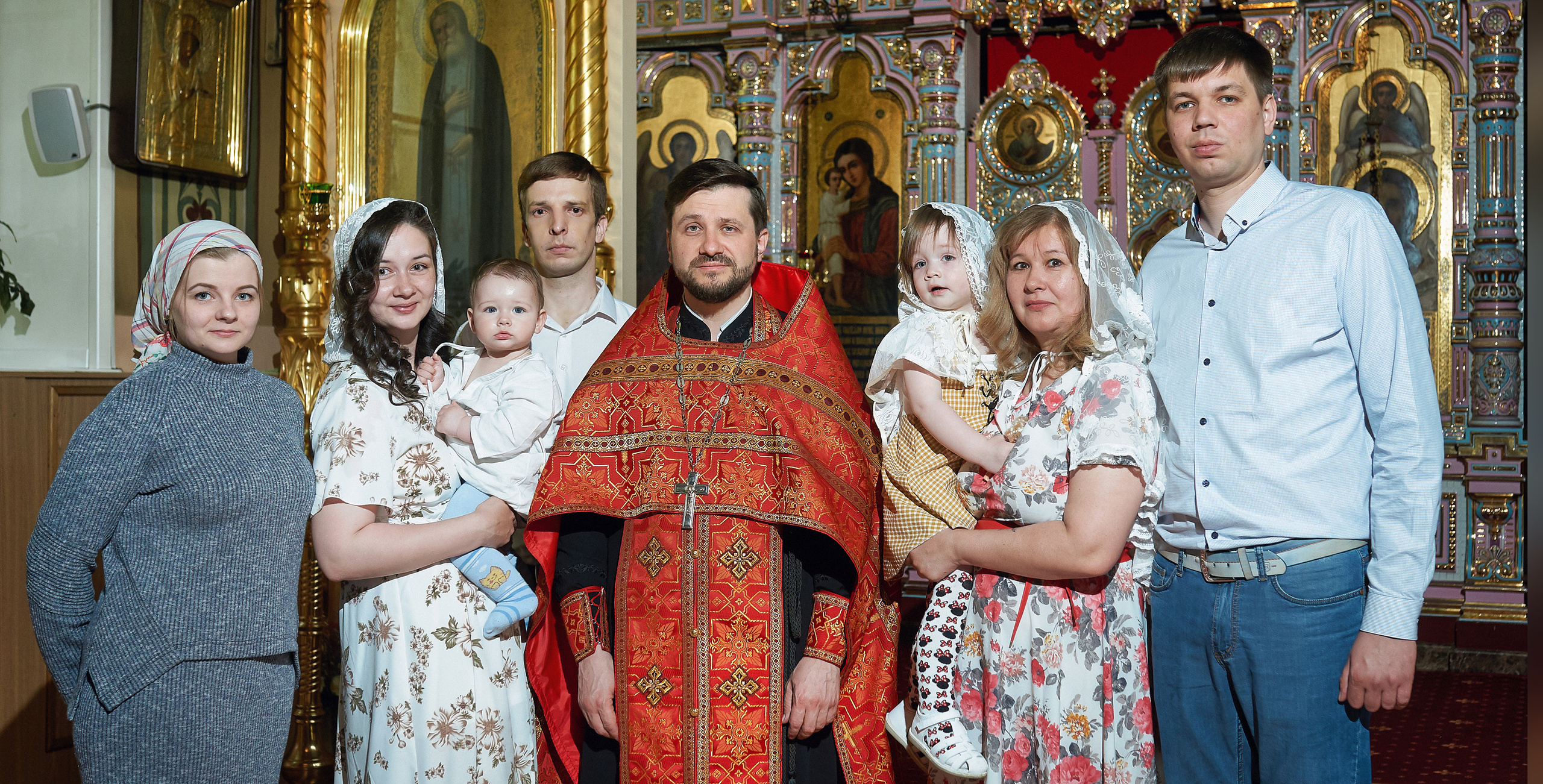 Крестины в церкви. разворот фотокниги посвященной крещению ребенка в церкви