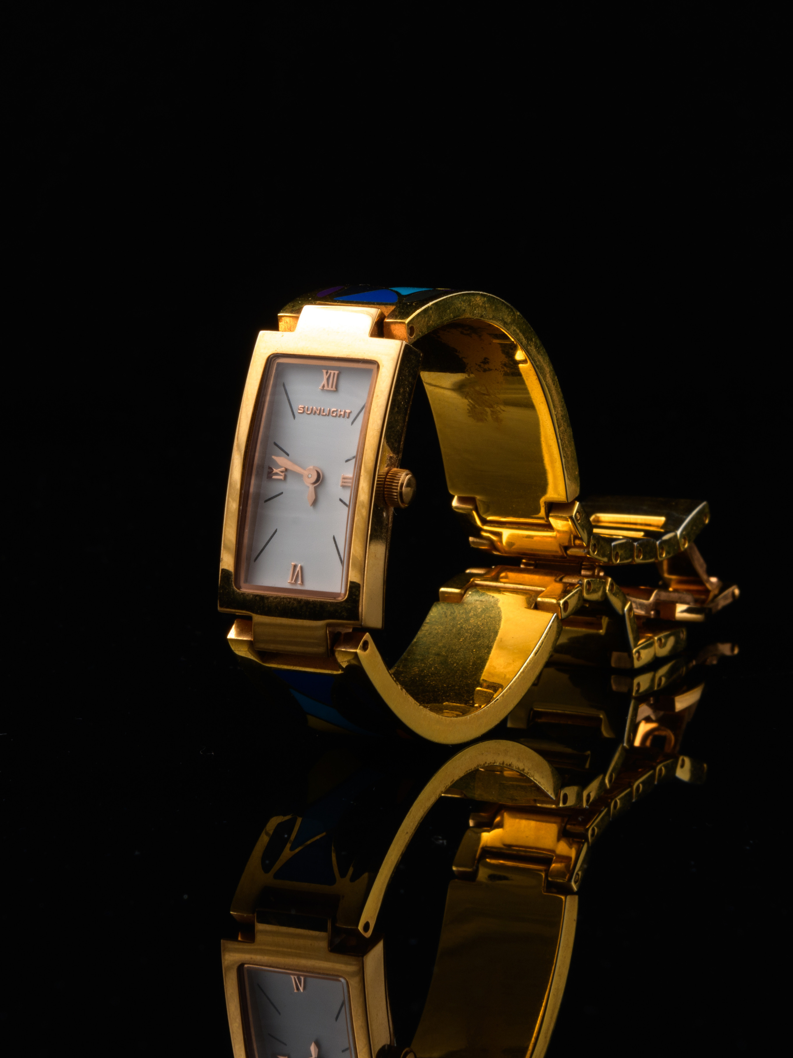 предметная фотография часов на черном фоне с зеркальным отражением для маркетплейса