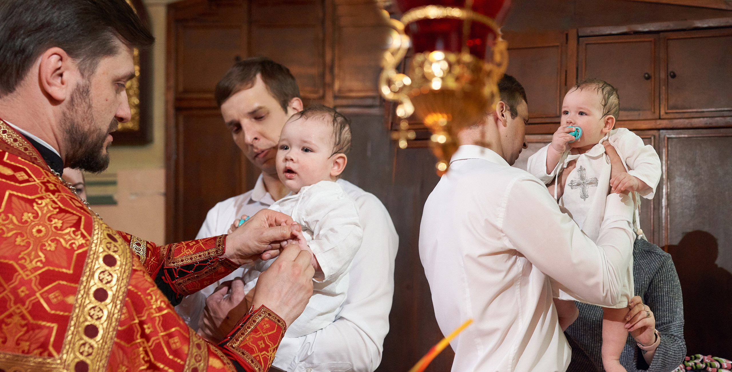 Крестины в церкви. разворот фотокниги посвященной крещению ребенка в церкви
