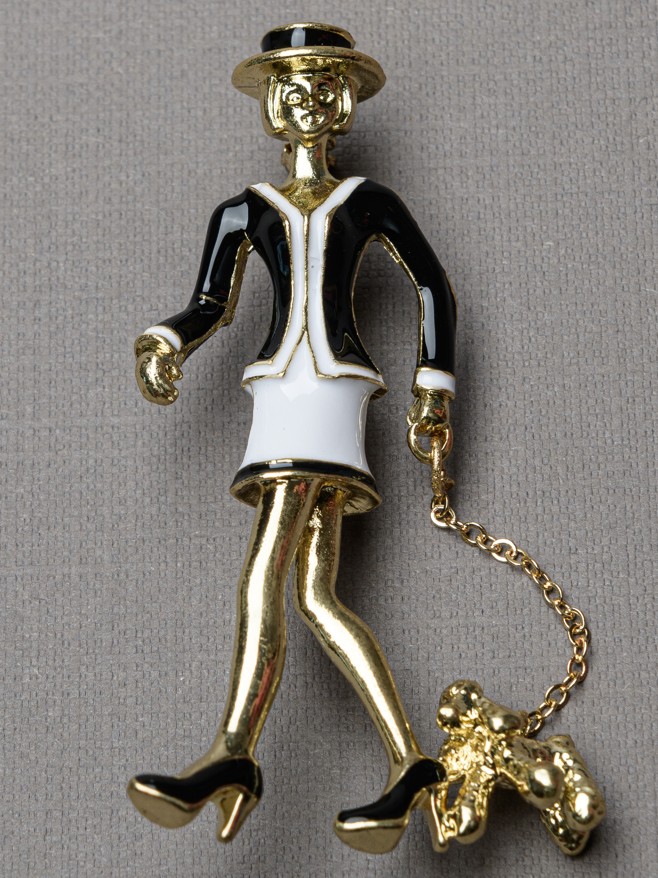 брошь  девушка с собачкой на поводке