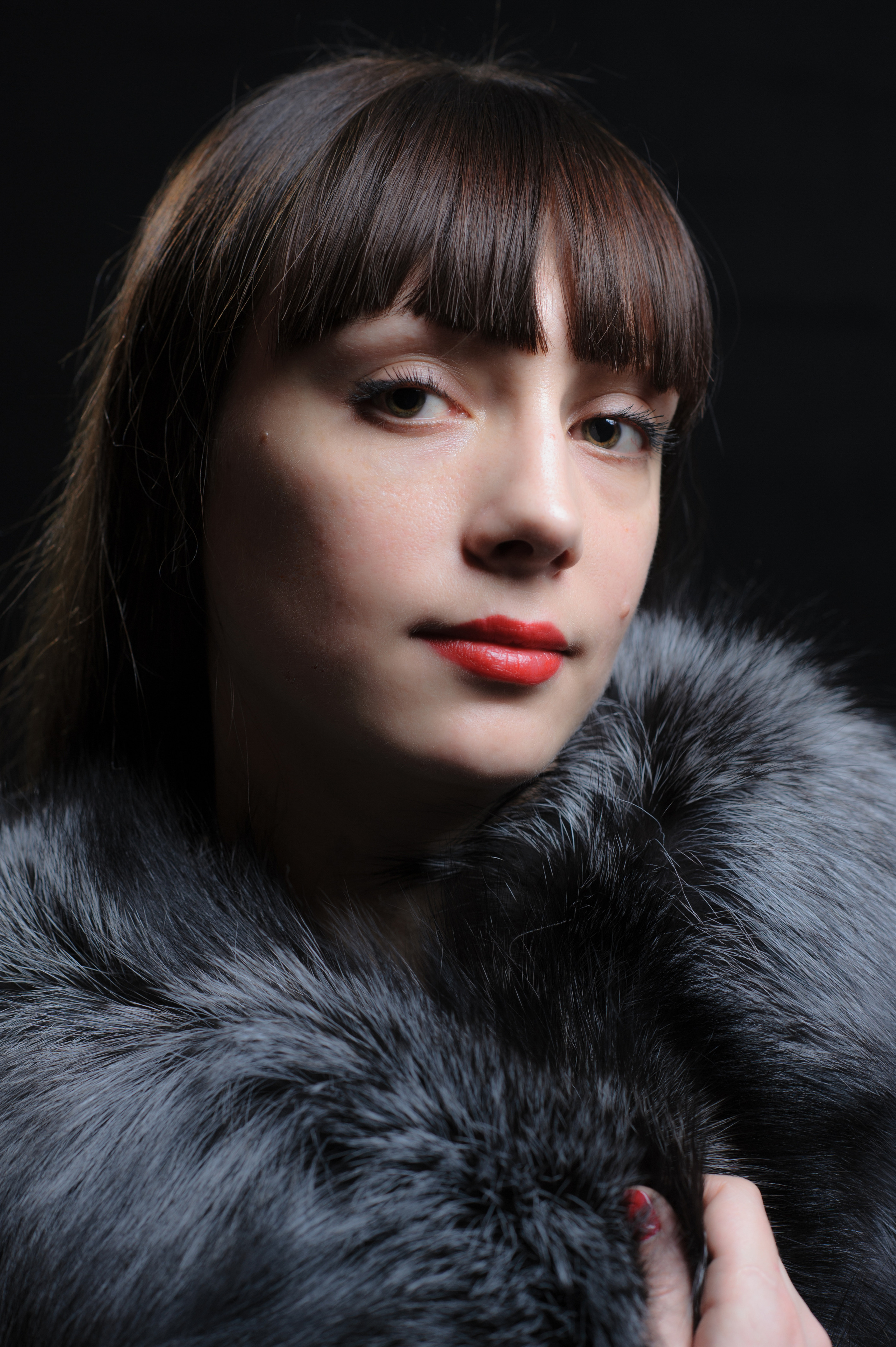 портрет девушки в меховой горжетке на ее плечах из черно-бурой лисицы 