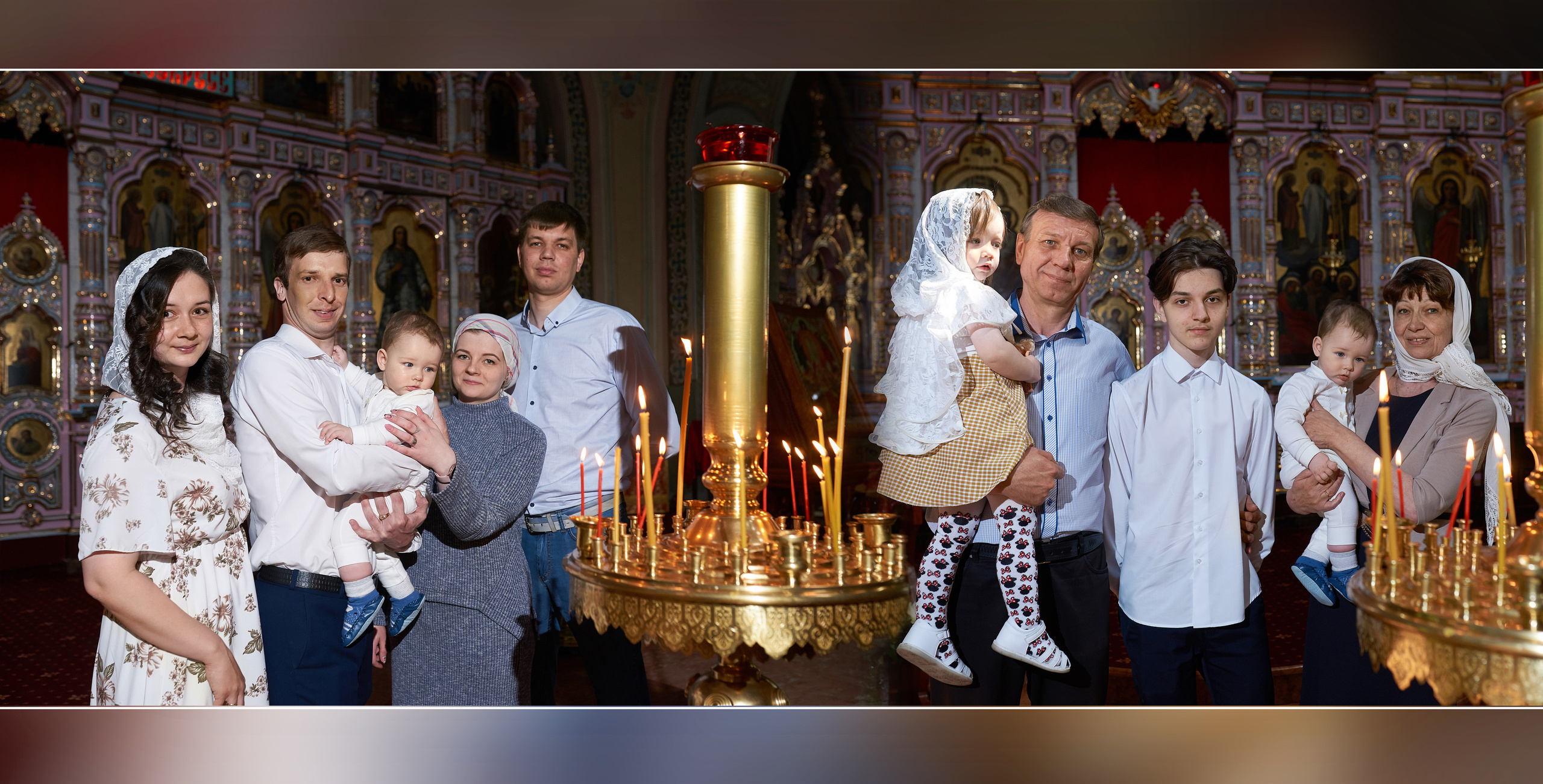 Крестины в церкви. разворот фотокниги посвященной крещению ребенка в церкви