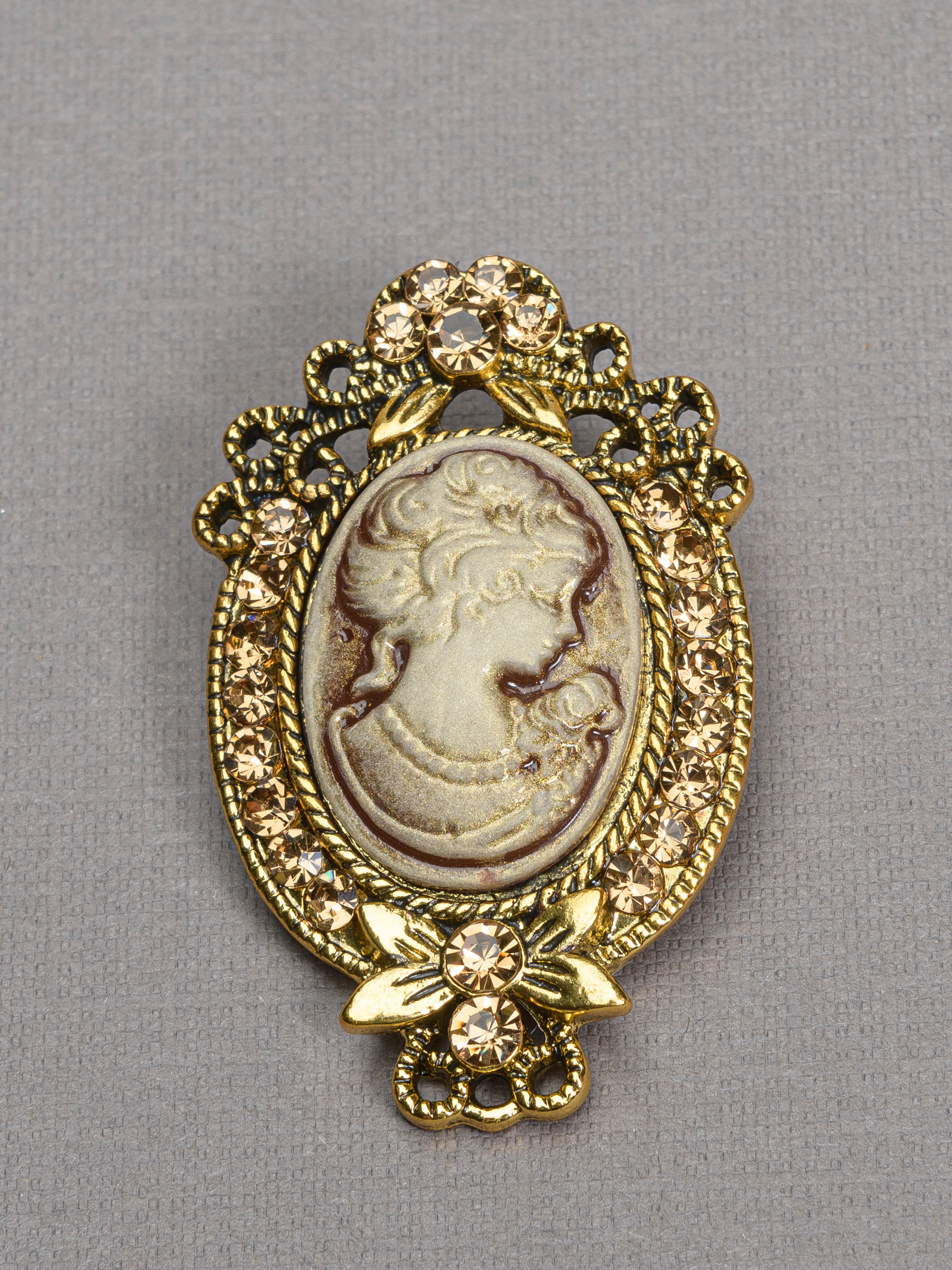 брошь под старину с барельефом женщины