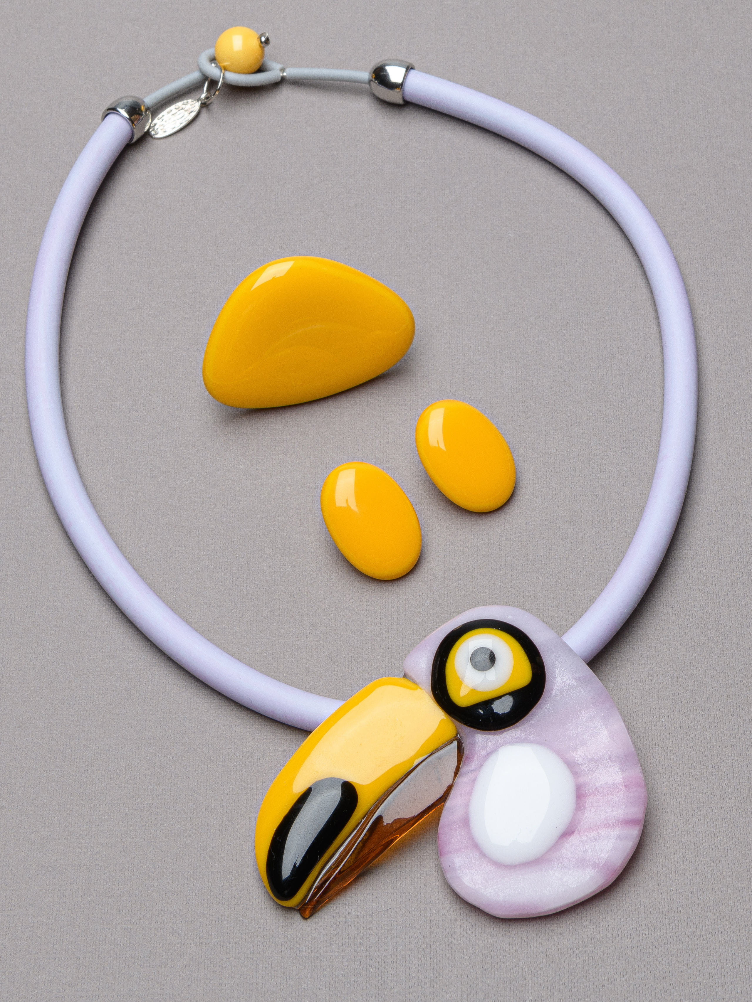 комплект украшений на сером фоне