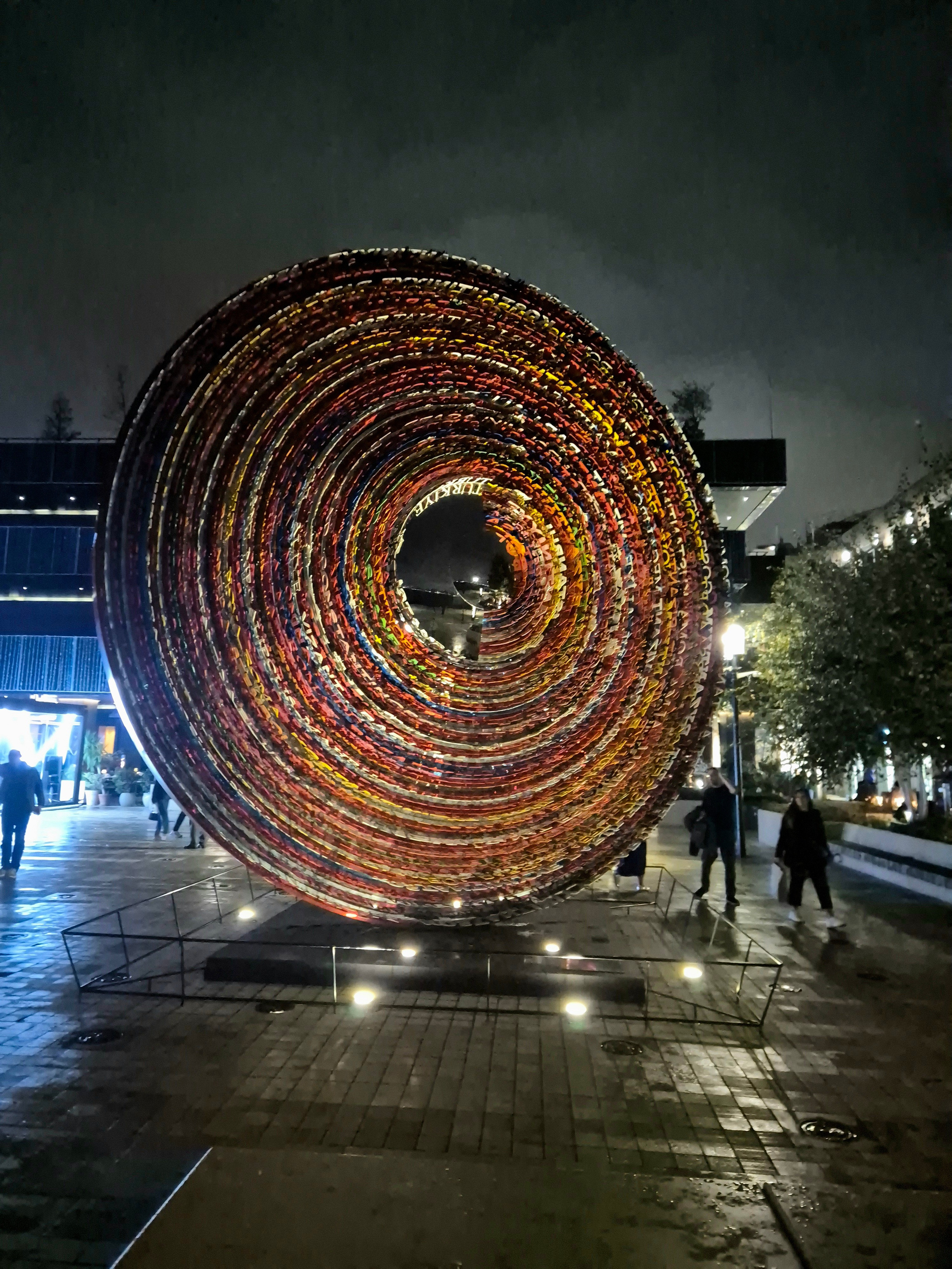 Люблю эту инсталляцию. Скульптура представляет собой свиток, состоящий из тысяч слоев, на которых написаны различные имена, связанные с историей и культурой Стамбула 
