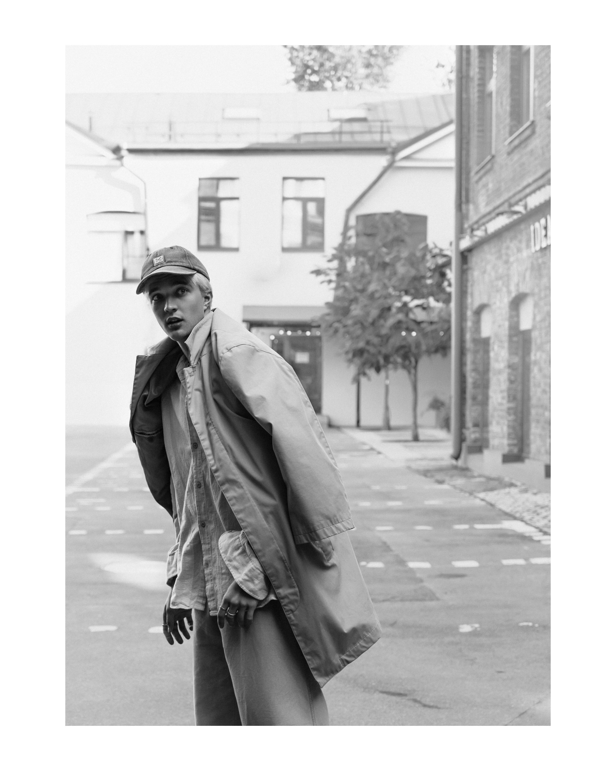 парень в кепке на улице 