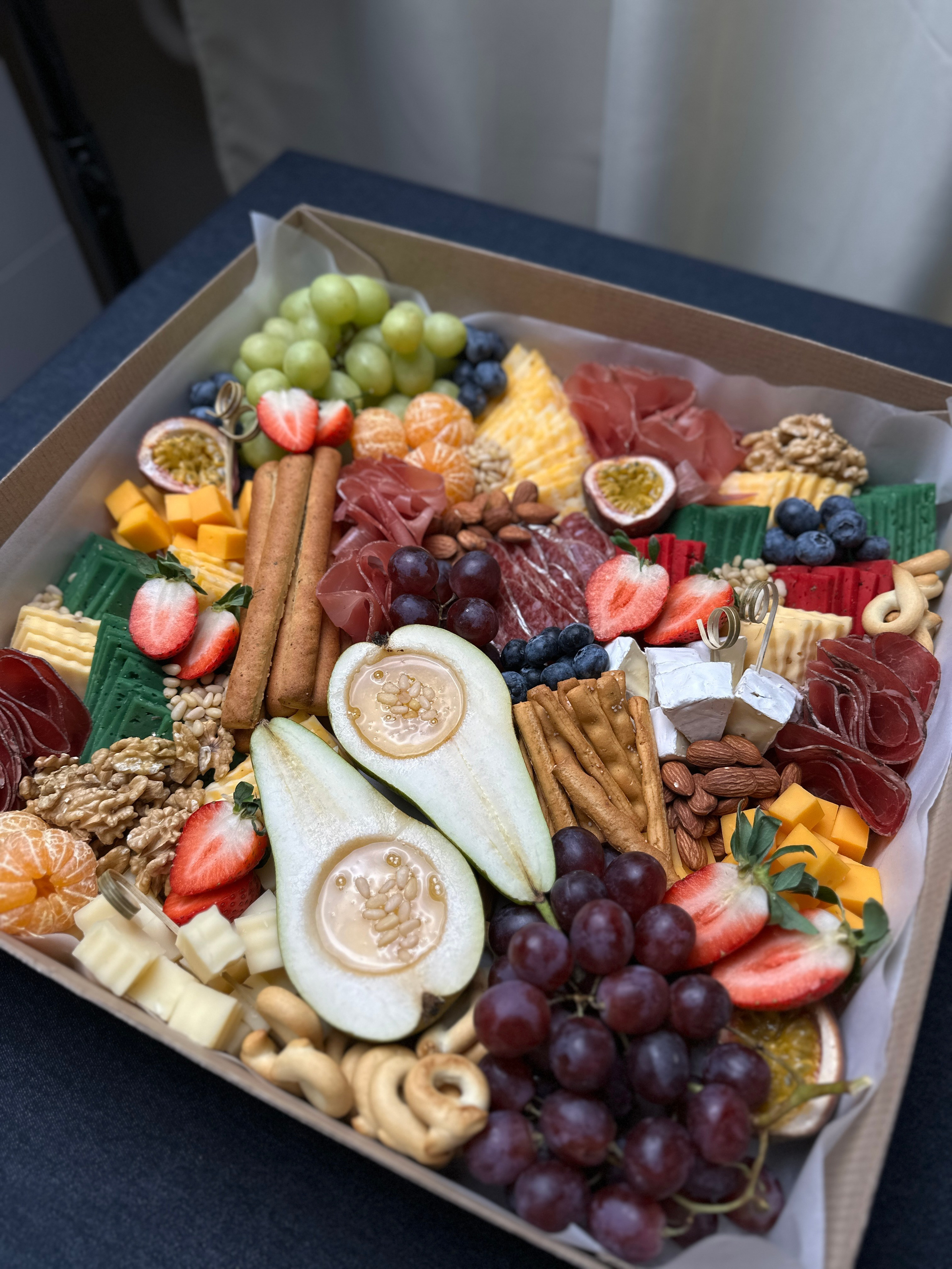 ГастроБоксы. Выездной кейтеринг, съедобные букеты, торты и сладости на заказ