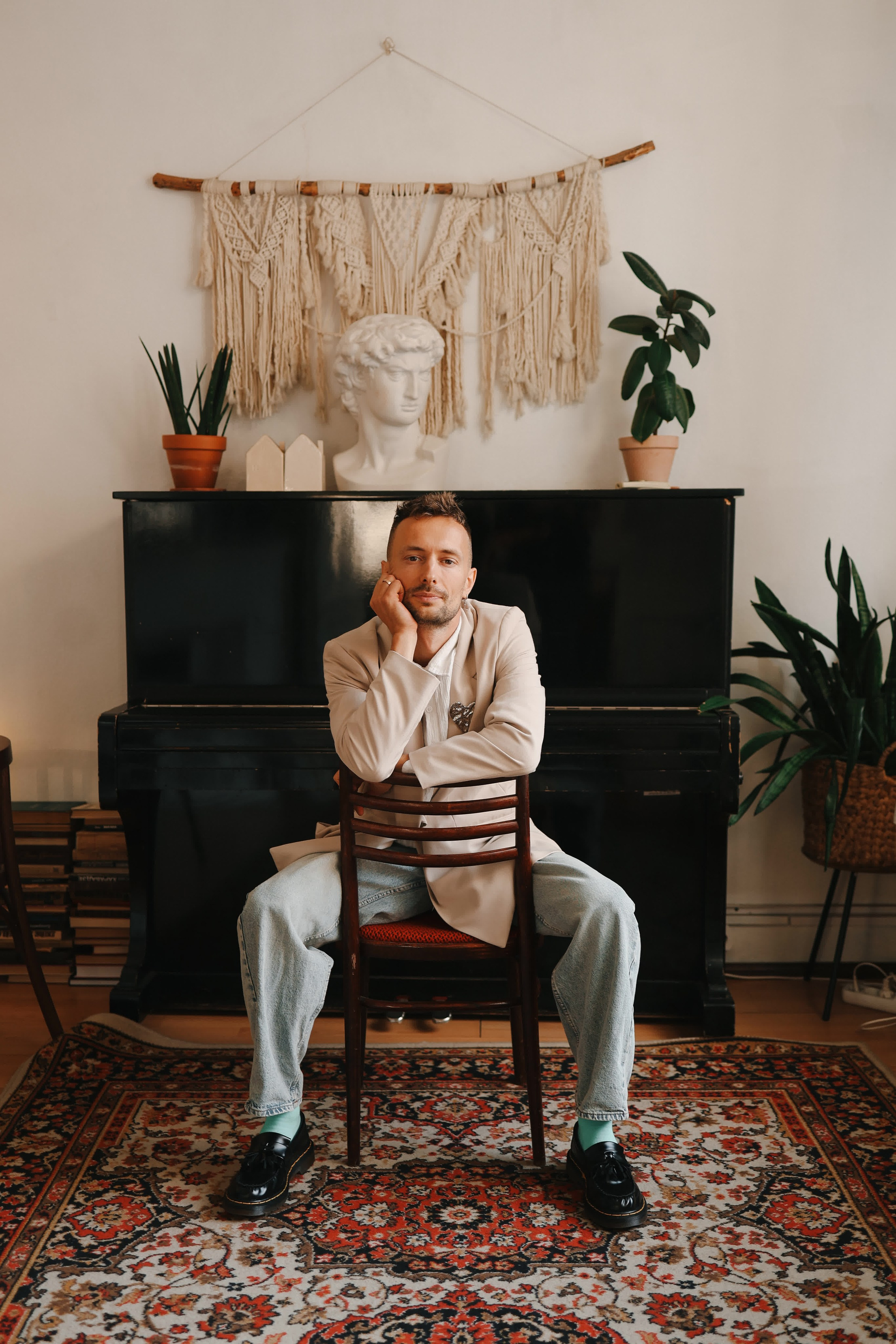 Ведущий Никита Шляндин