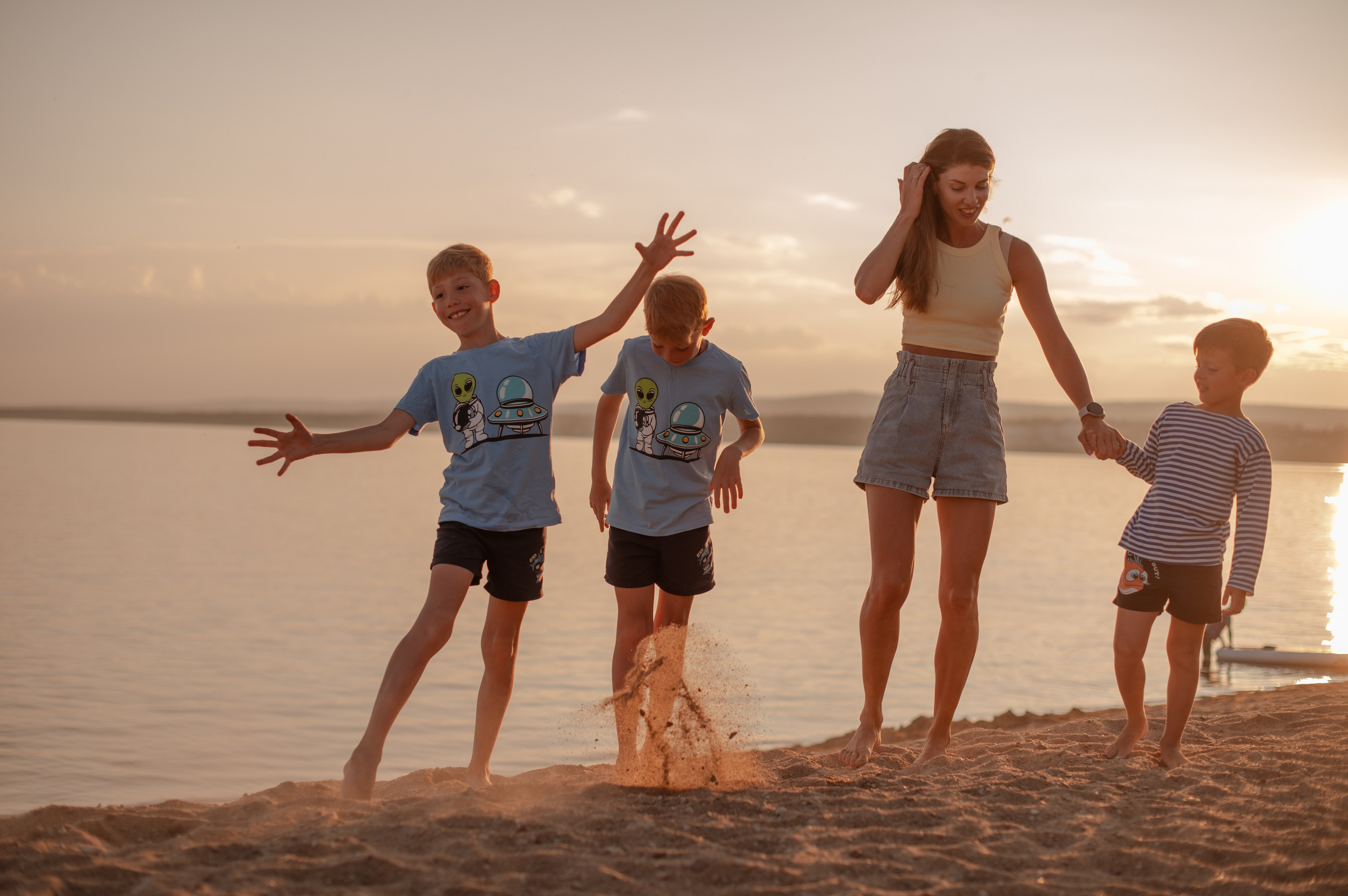 Катя и детишки на Арахлее. Фотограф Виктория Воронина