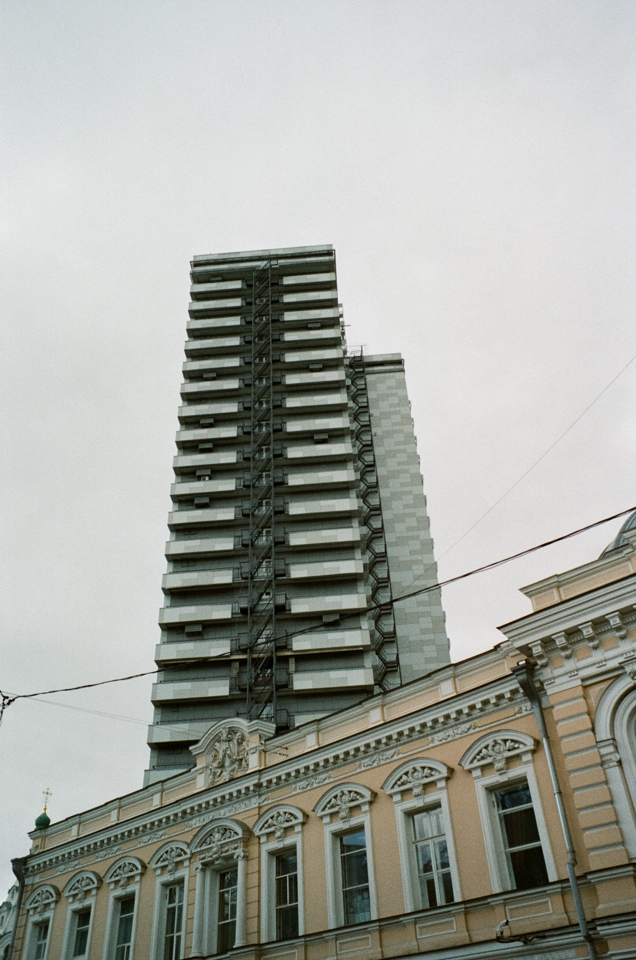 Ул. Поваровка и окрестности | Voigtlander BESSA-T — Voigtlander Ultron 28 mm f/2 | Kodak Ultramax 400 (просрочка) @ ISO 100