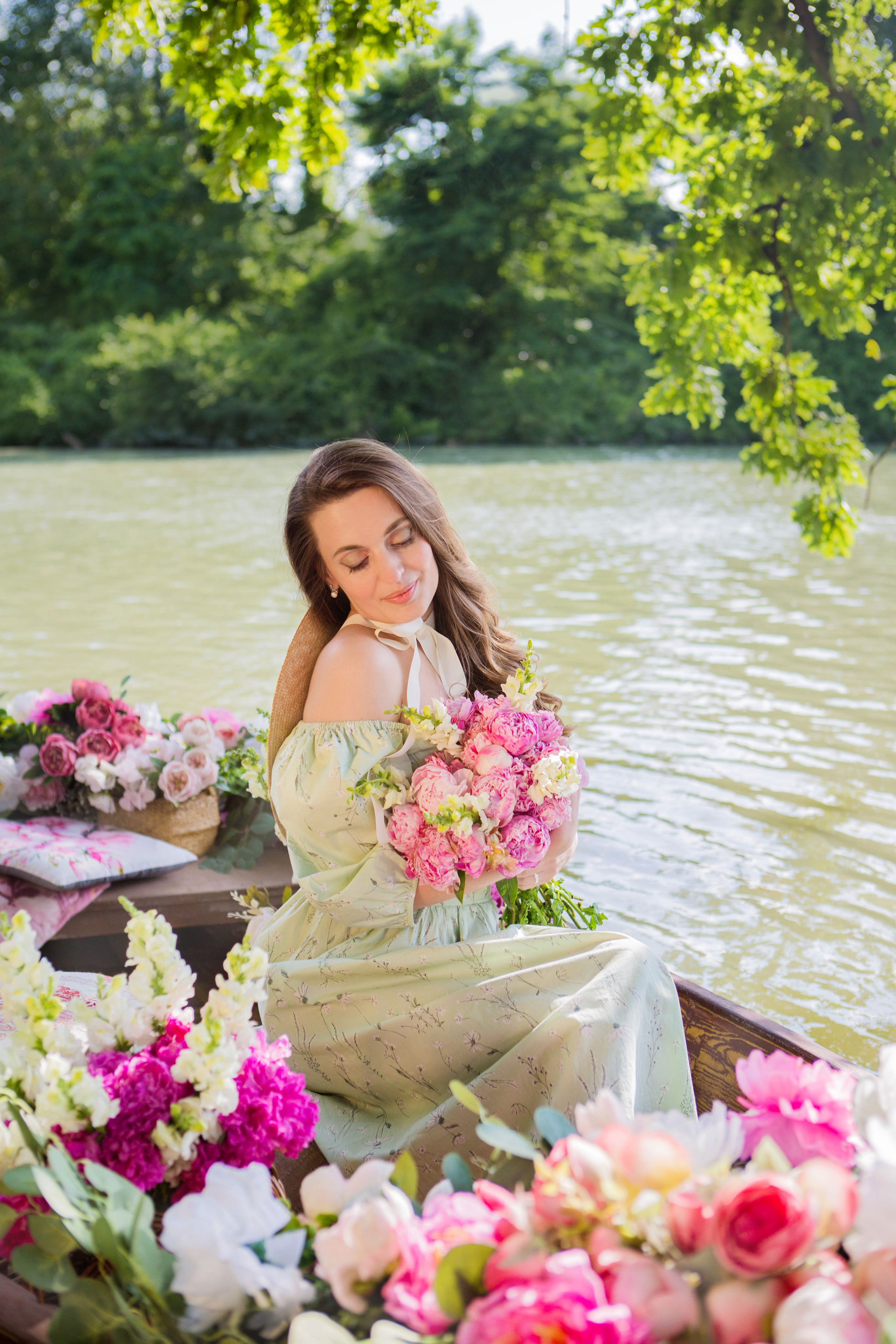 Лодка с пионами. Свадебный семейный и детский фотограф в Краснодаре Карина Федоровская