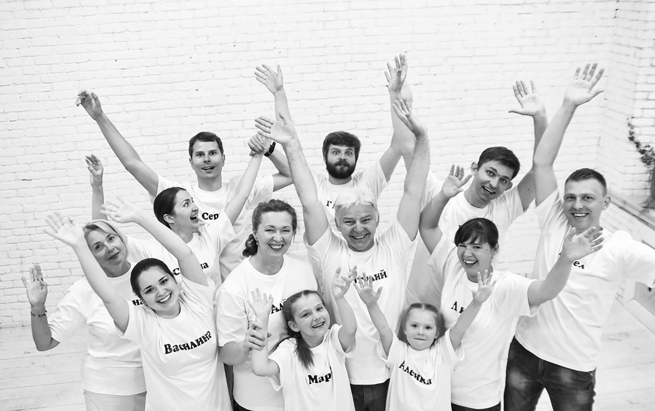 Большая дружная семья в студии