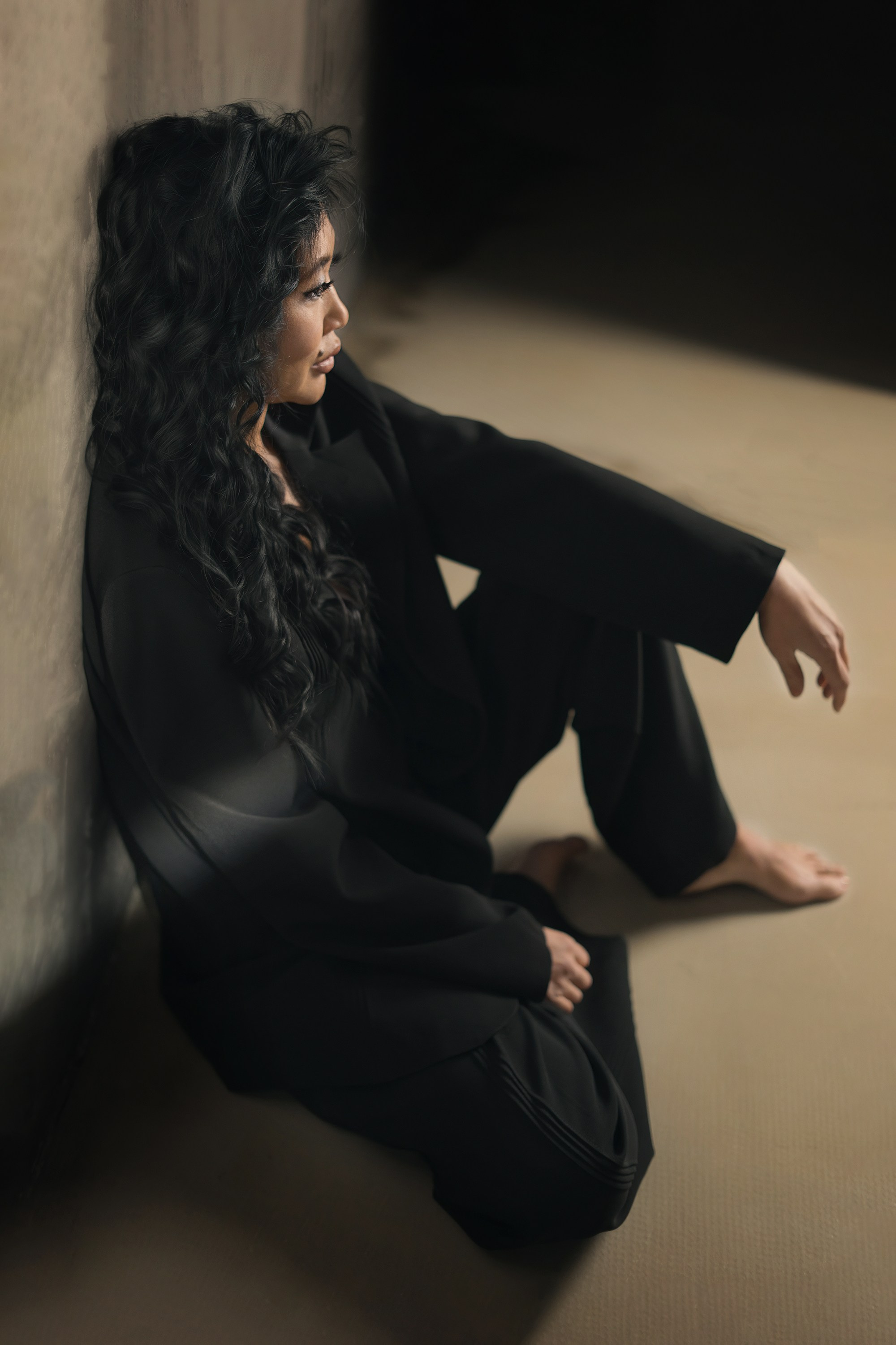 Девушка сидит у стены. Фотосессия в Хабаровске, подарочный сертификат. Студийная съёмки, подбор идеи и образа. Фотограф Вера КУдряшова.