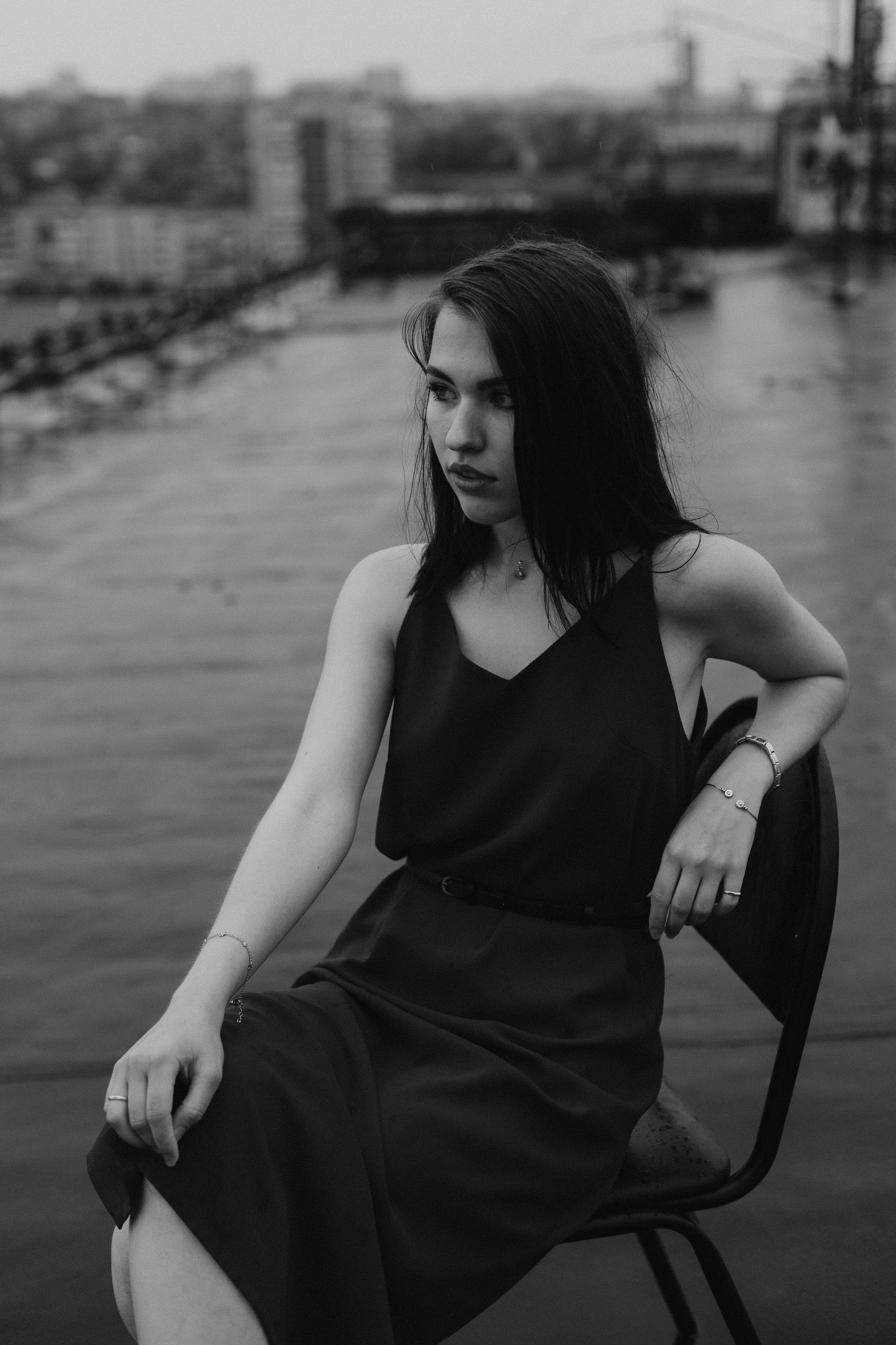 Черно-белая женская фотосессия на крыше в Красноярске