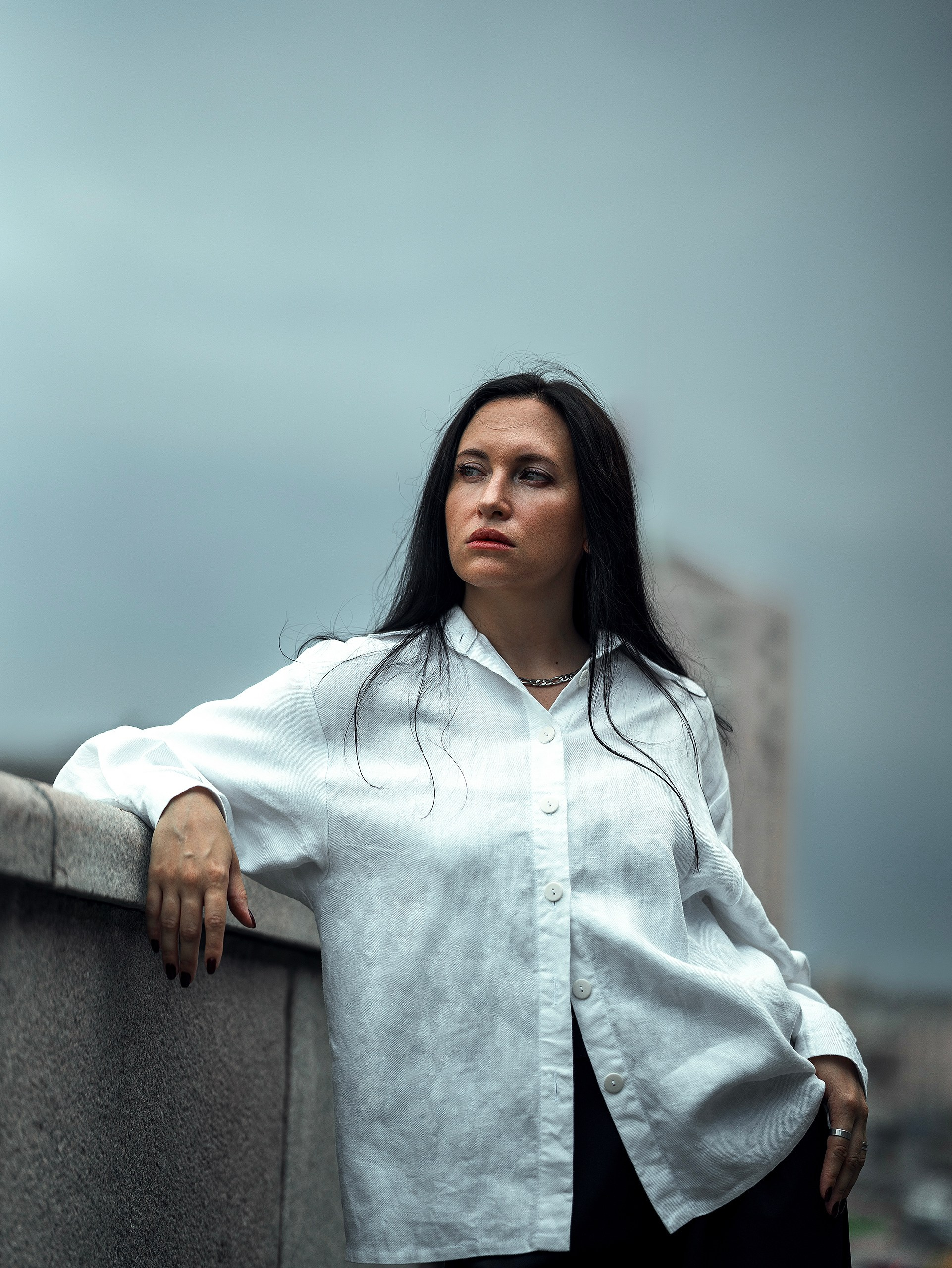 Девушка на улицах Москвы в пасмурную погоду 