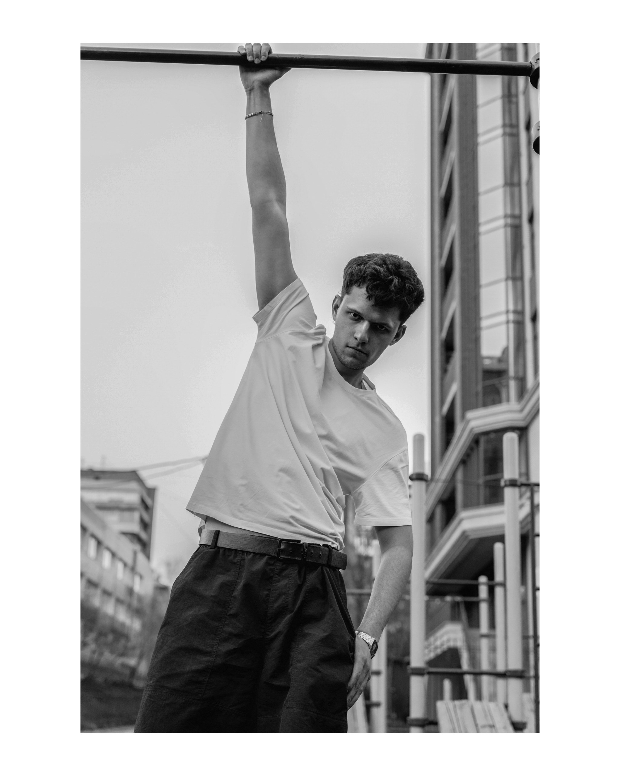 парень на турнике, чб фотосессия для парня