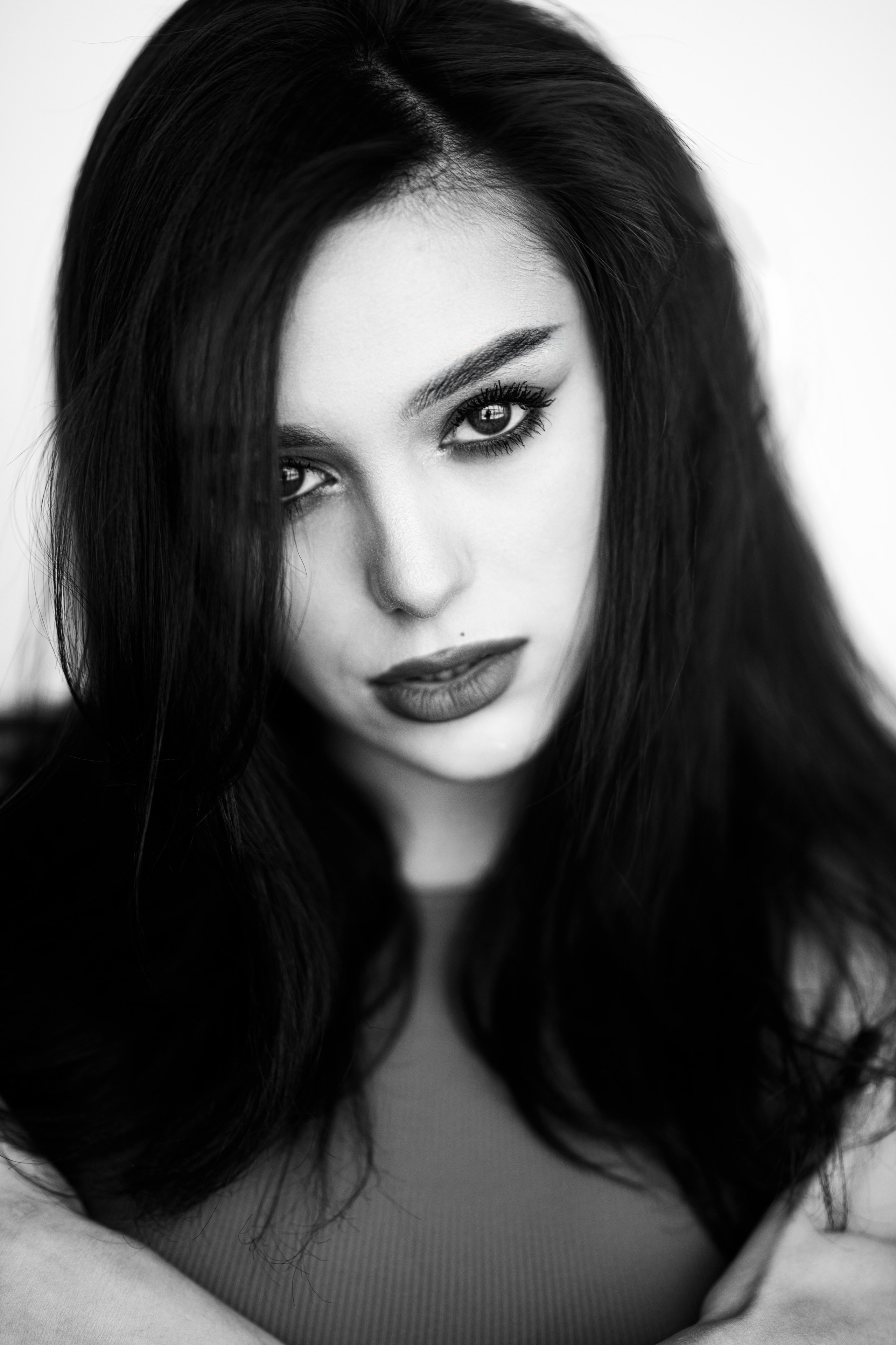 Фотосет с Марианной в студии с минимальным интерьером в формате для «себя»