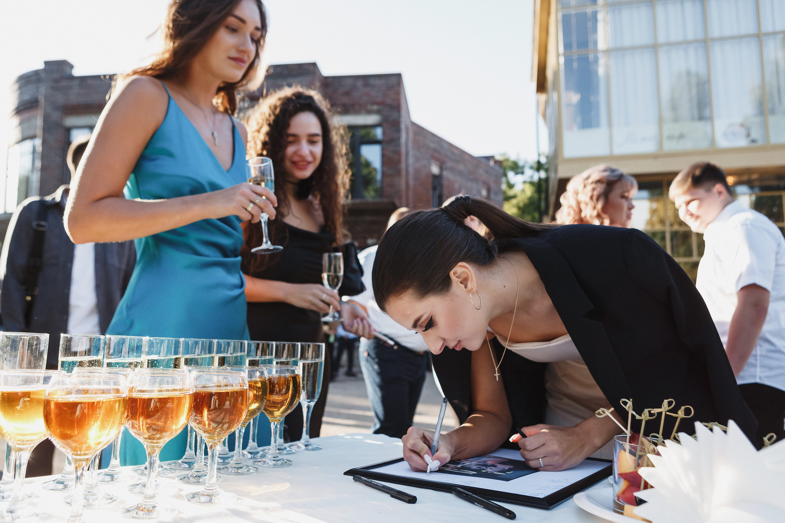 Фотограф в Таганроге летняя свадьба: Романтическая свадебная прогулка. Свадебный и семейный фотограф в Таганроге Бакарюк Антон