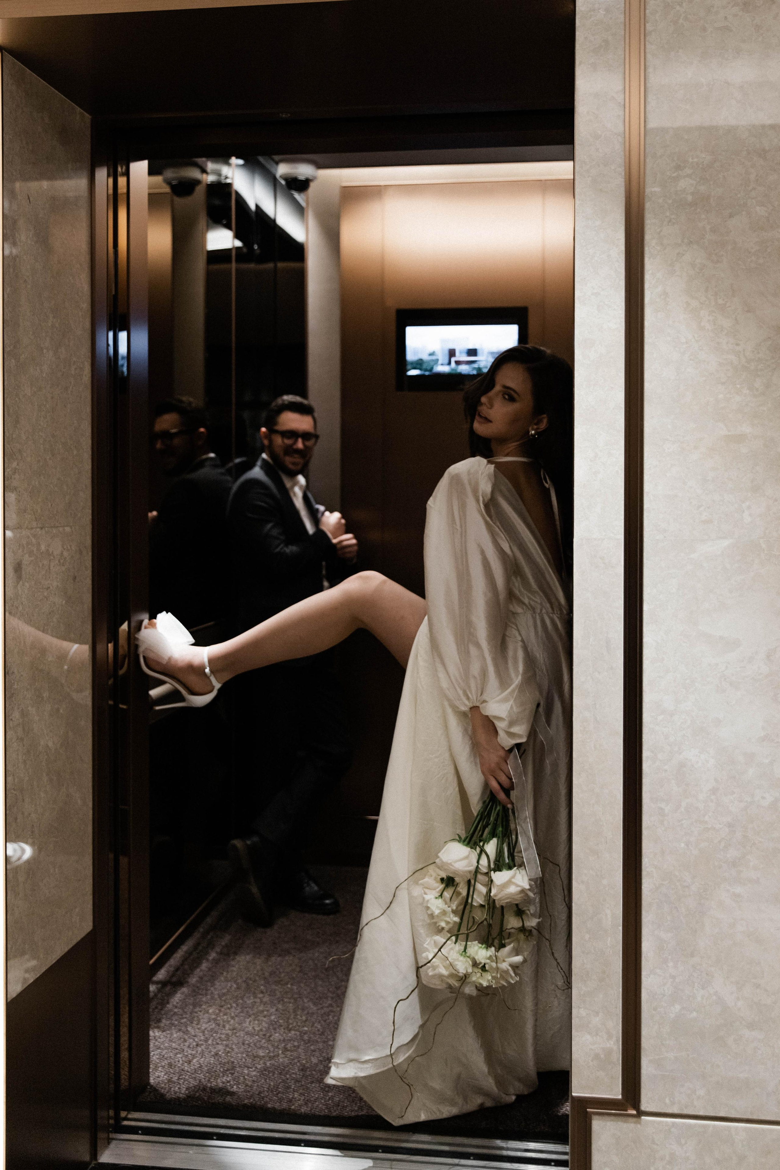 Совместные сборы в отеле. Свадебный фотограф Полина Панина