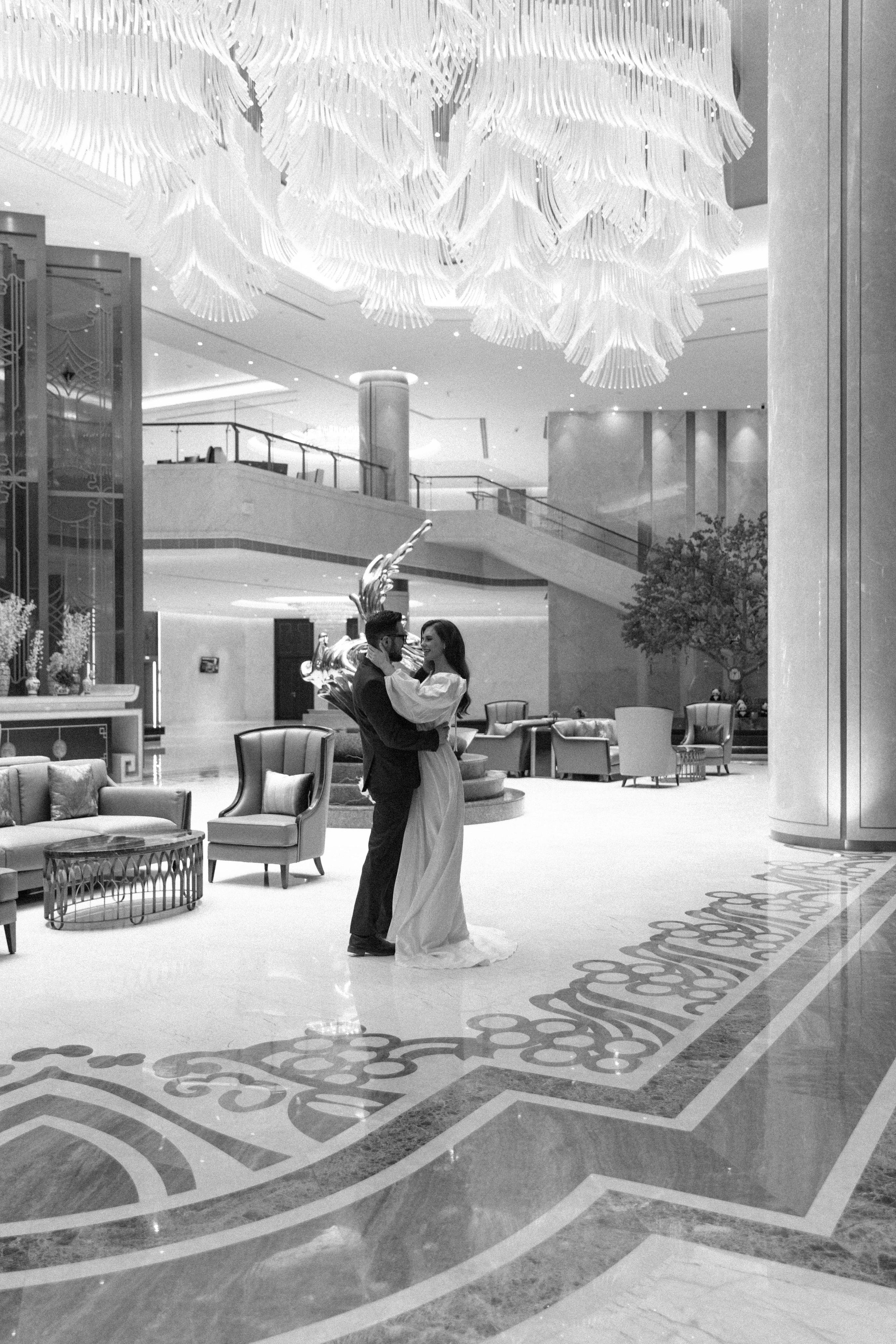 Совместные сборы в отеле. Свадебный фотограф Полина Панина