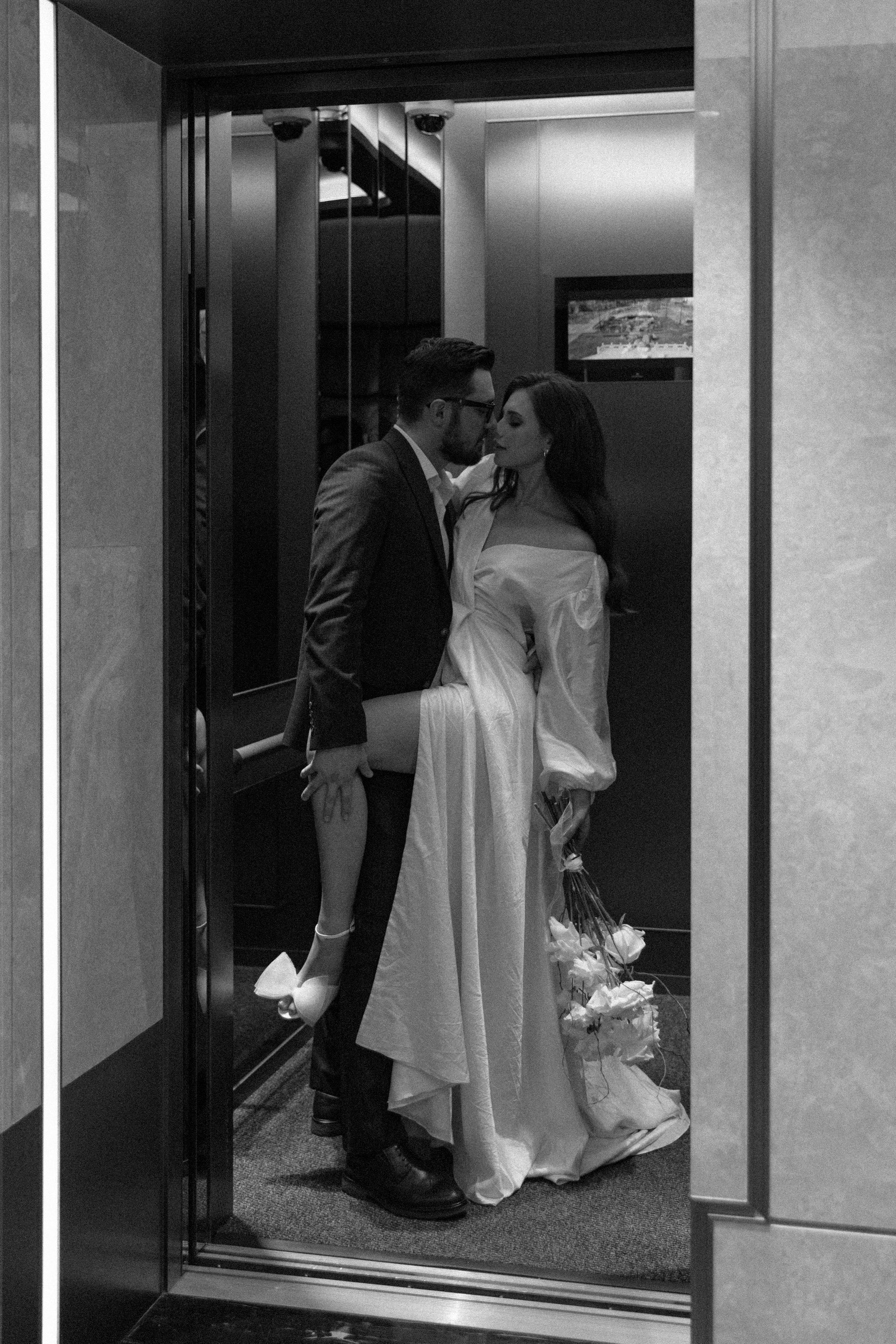 Совместные сборы в отеле. Свадебный фотограф Полина Панина