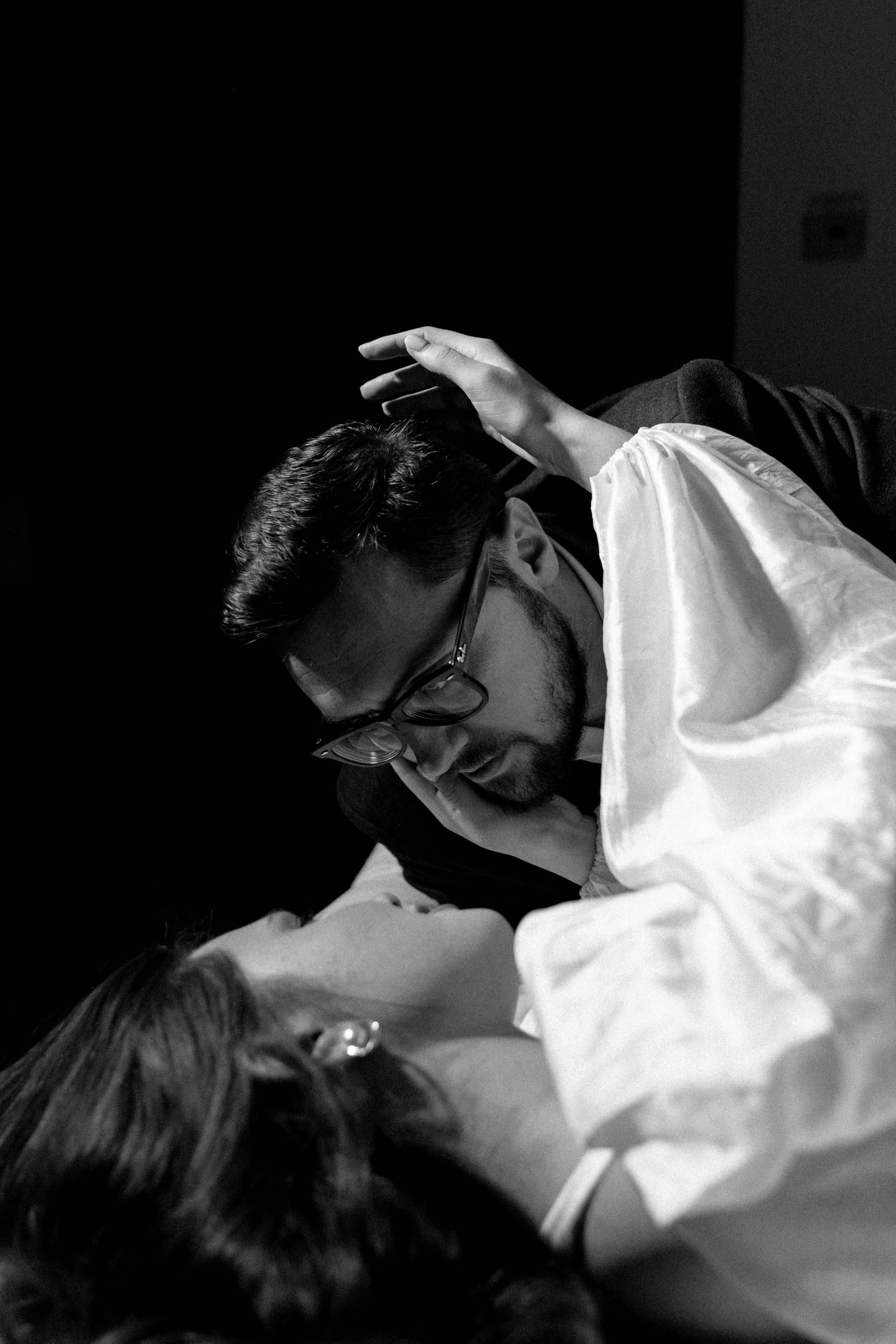 Совместные сборы в отеле. Свадебный фотограф Полина Панина