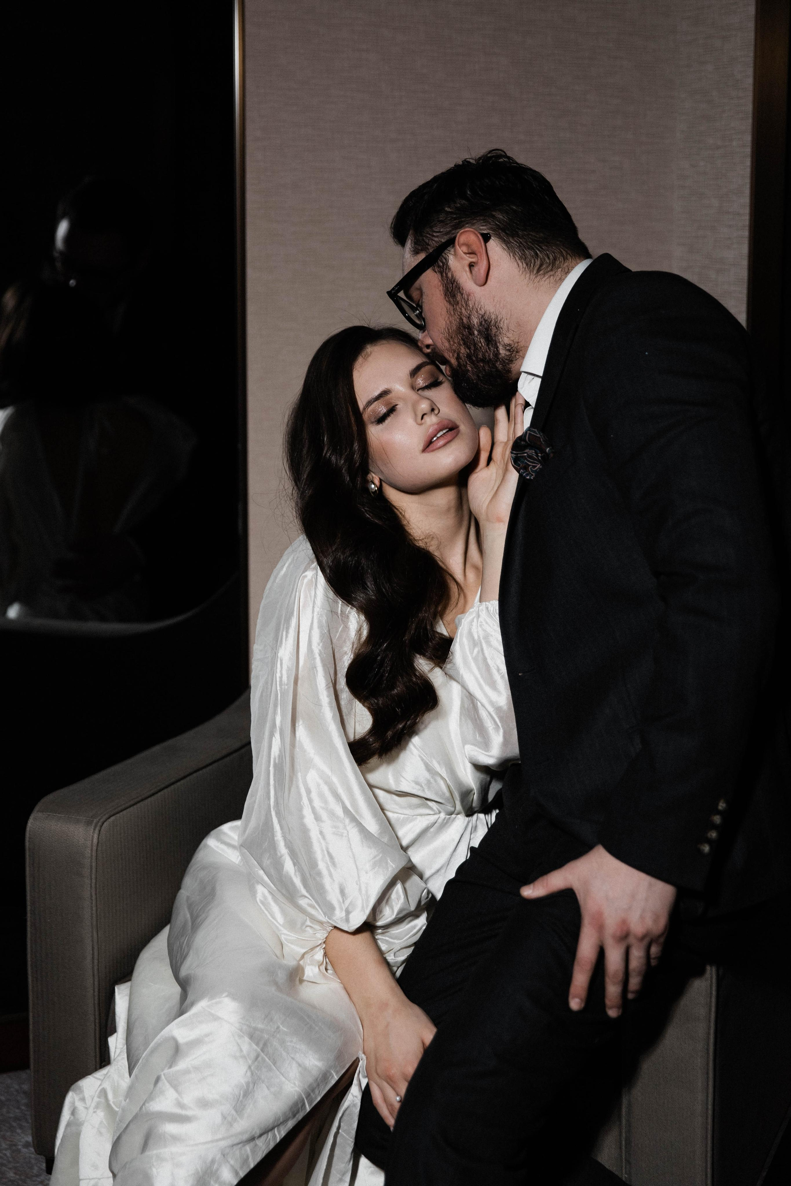 Совместные сборы в отеле. Свадебный фотограф Полина Панина