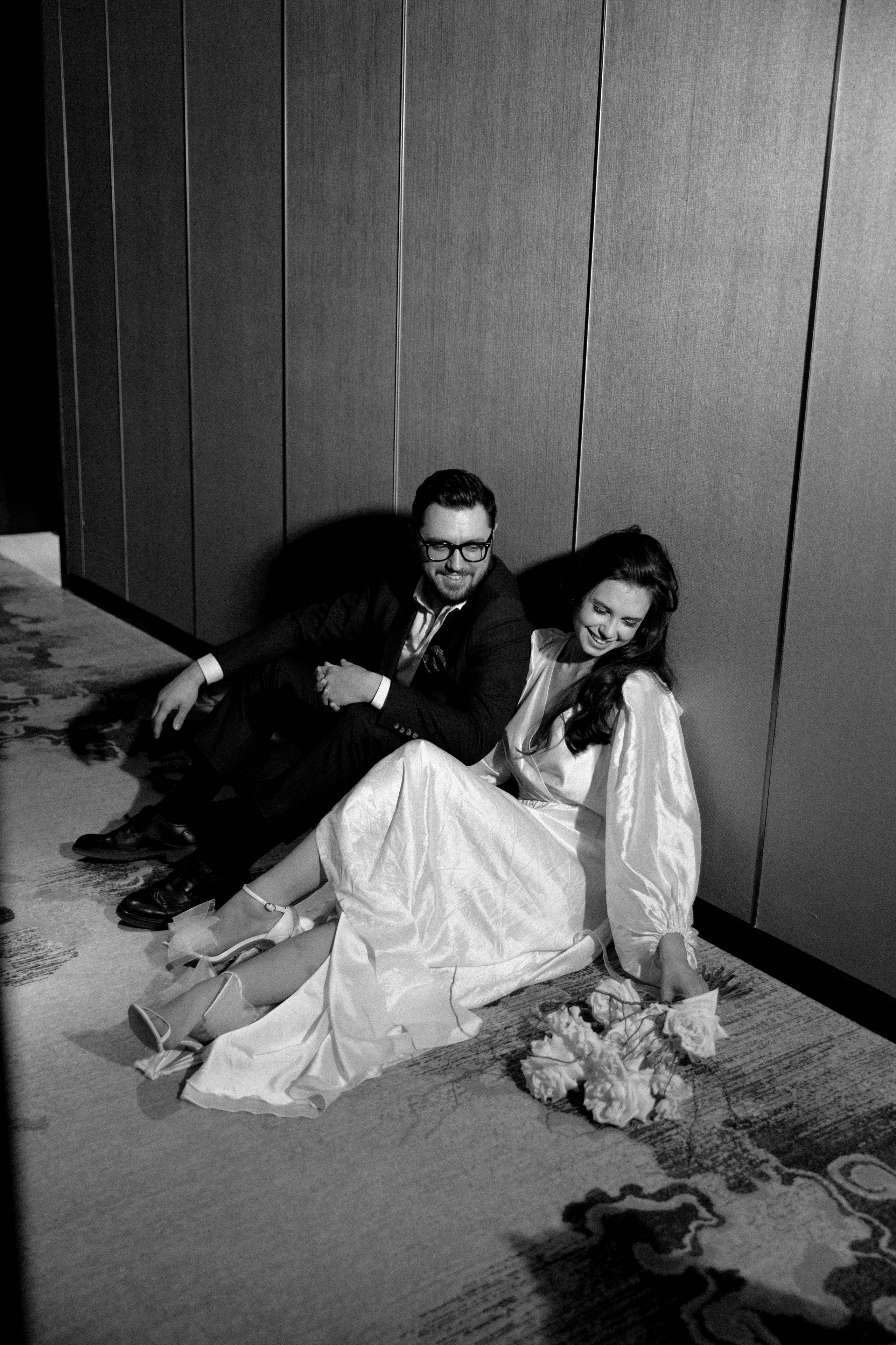 Совместные сборы в отеле. Свадебный фотограф Полина Панина