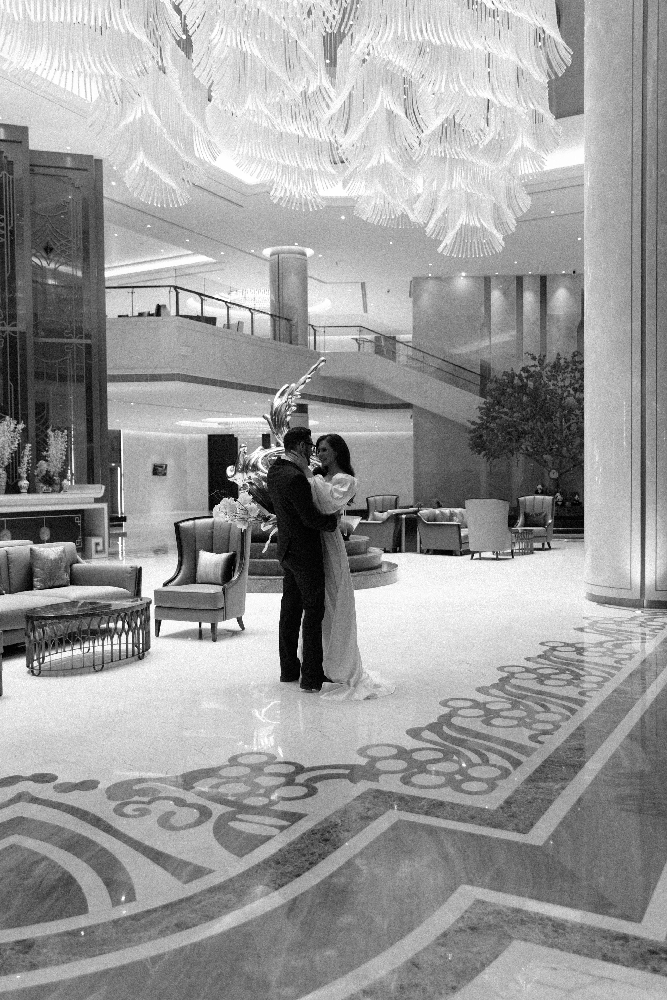 Совместные сборы в отеле. Свадебный фотограф Полина Панина