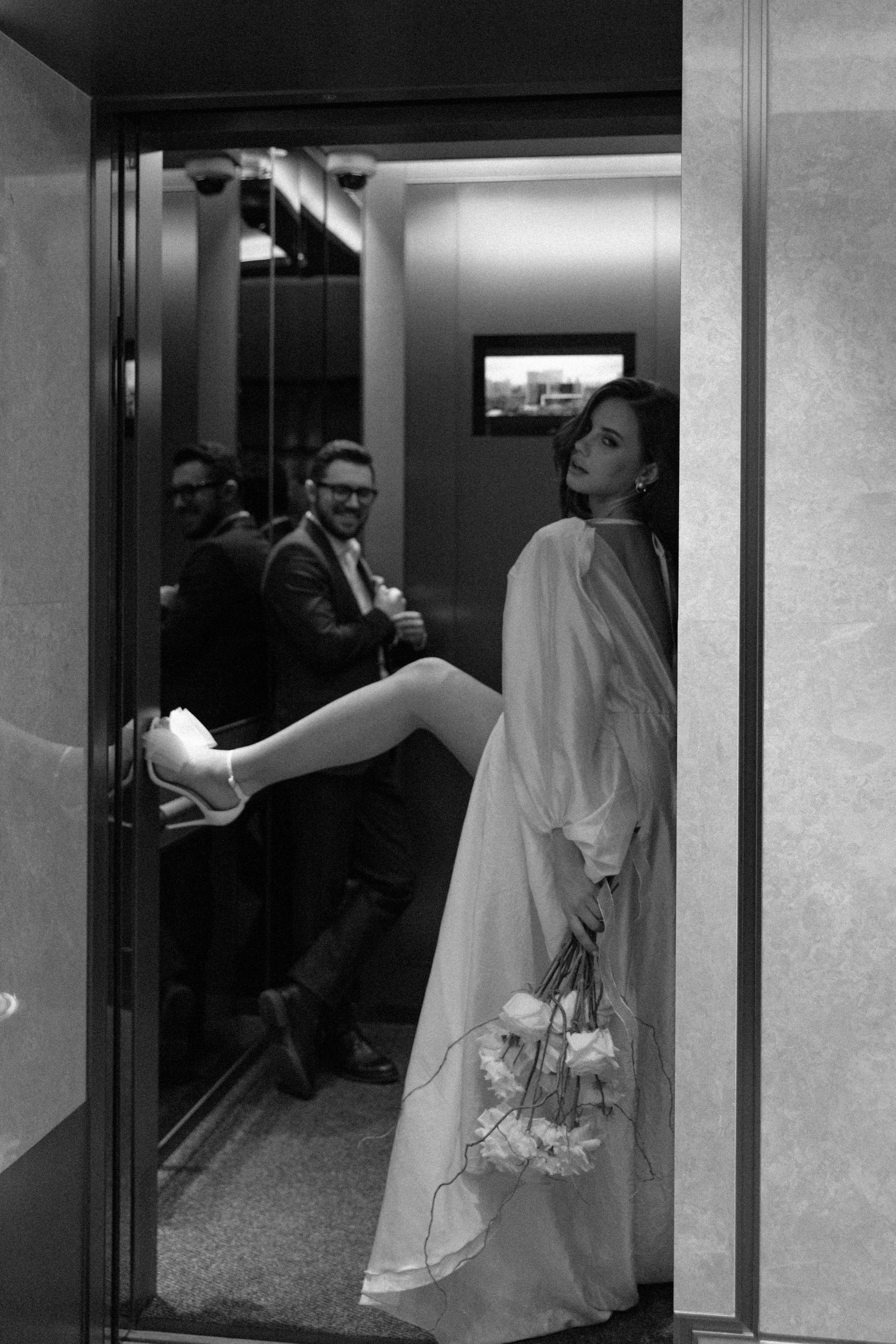 Совместные сборы в отеле. Свадебный фотограф Полина Панина