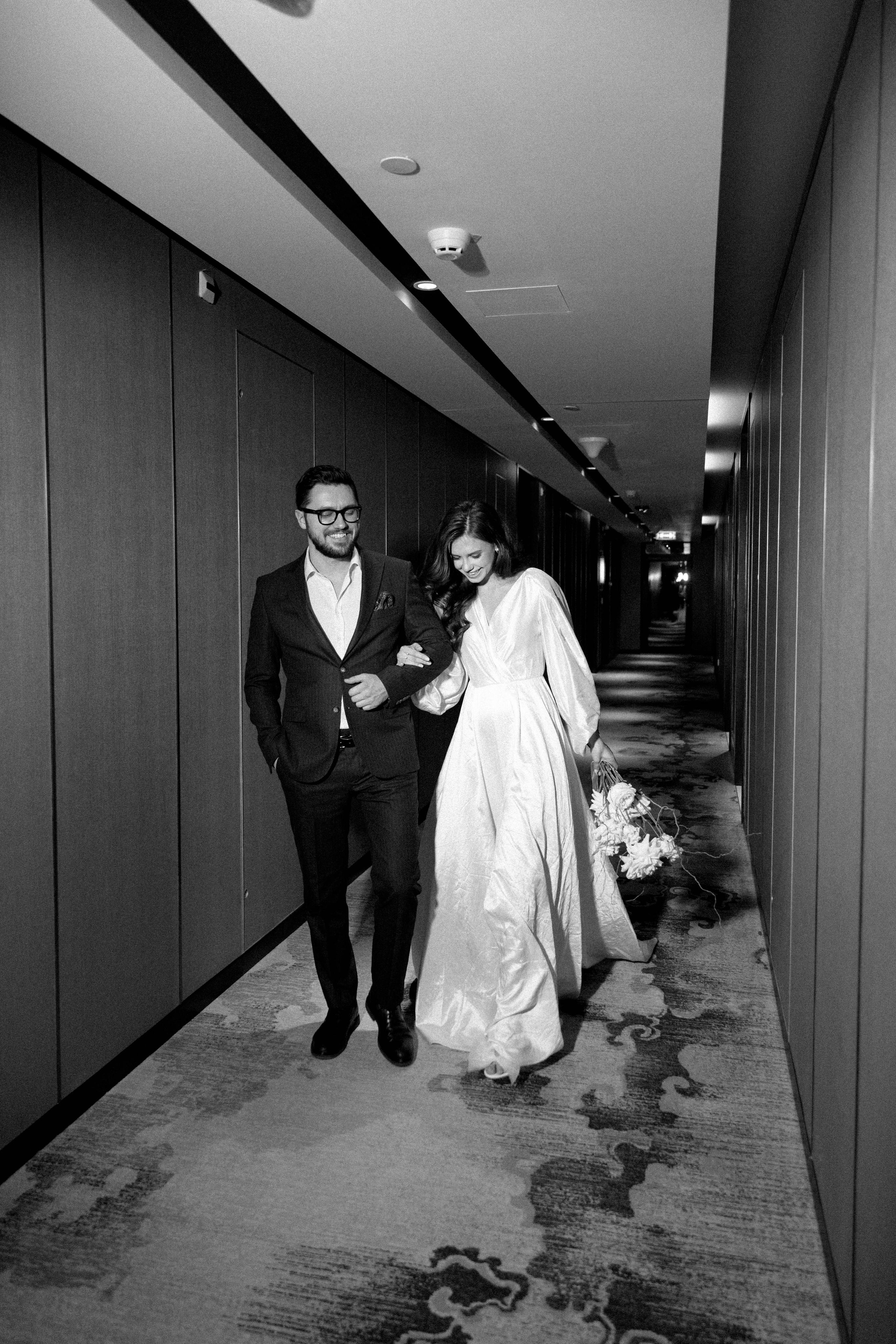 Совместные сборы в отеле. Свадебный фотограф Полина Панина