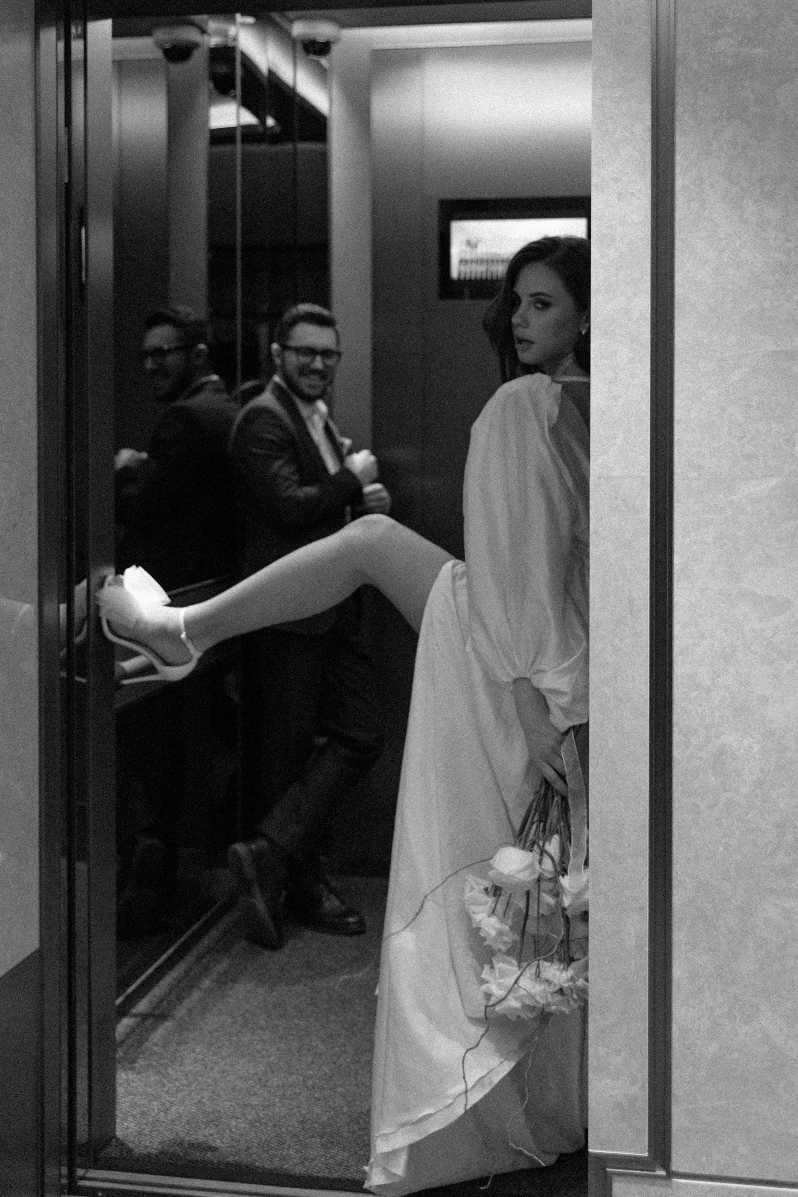 Совместные сборы в отеле. Свадебный фотограф Полина Панина