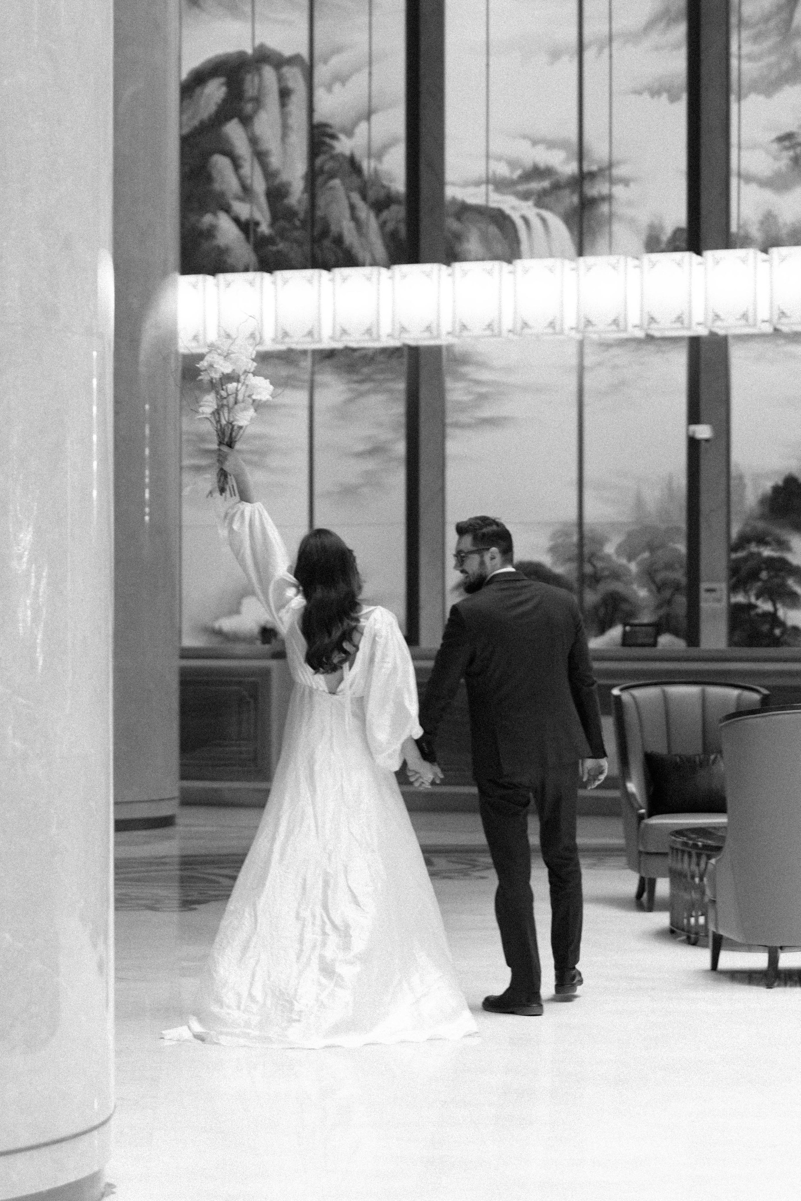 Совместные сборы в отеле. Свадебный фотограф Полина Панина