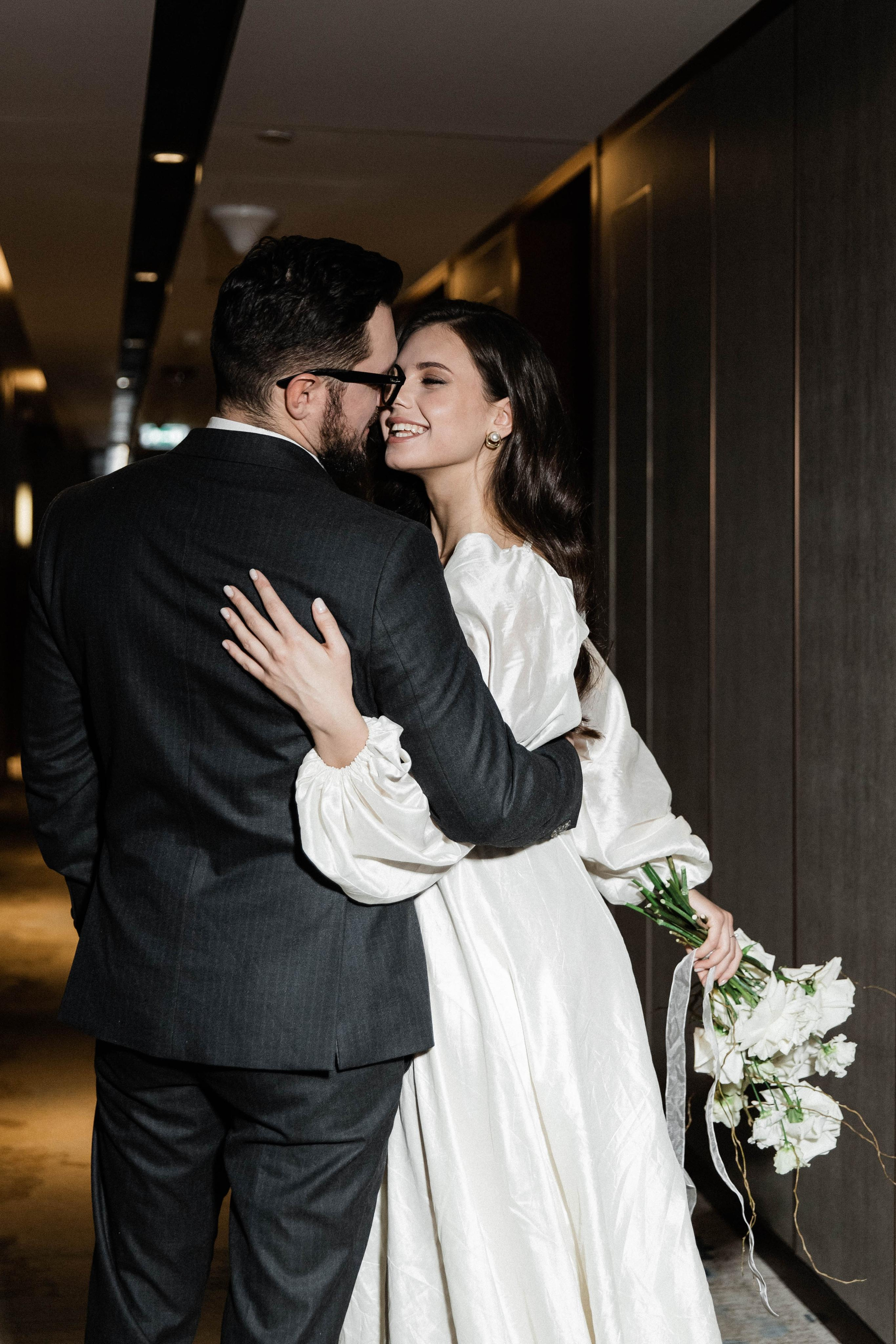 Совместные сборы в отеле. Свадебный фотограф Полина Панина