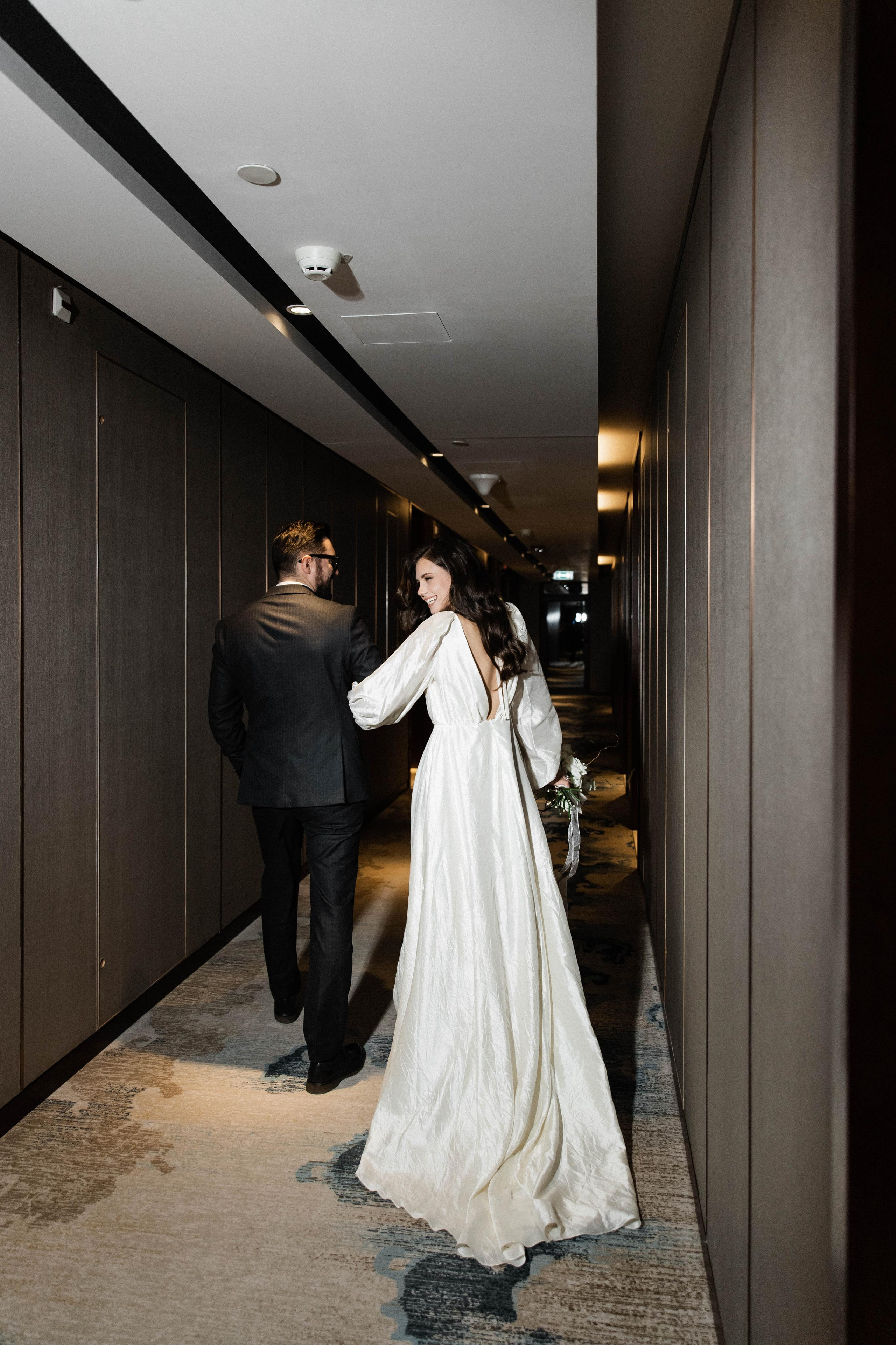 Совместные сборы в отеле. Свадебный фотограф Полина Панина