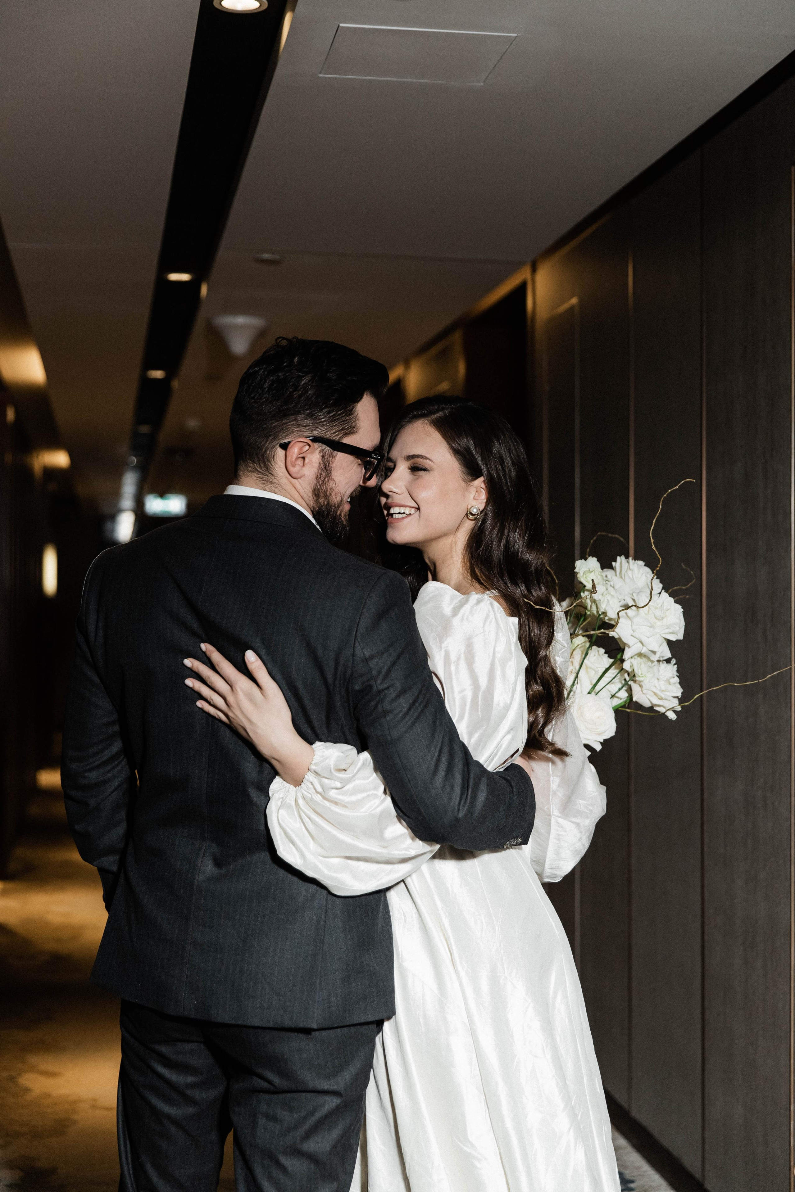 Совместные сборы в отеле. Свадебный фотограф Полина Панина