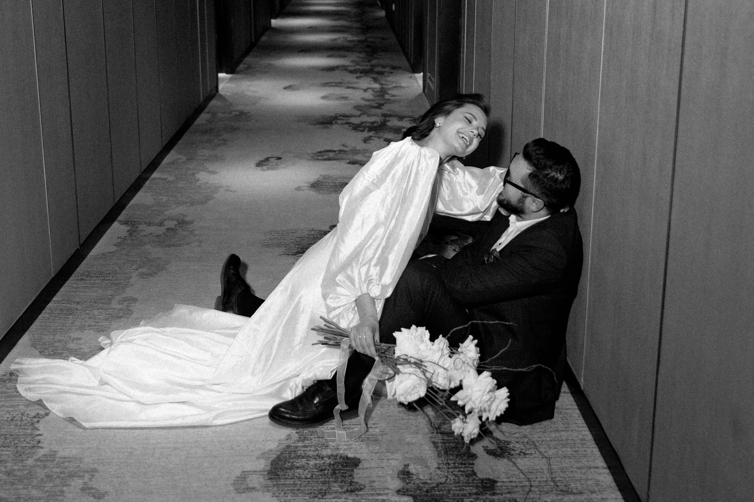 Совместные сборы в отеле. Свадебный фотограф Полина Панина