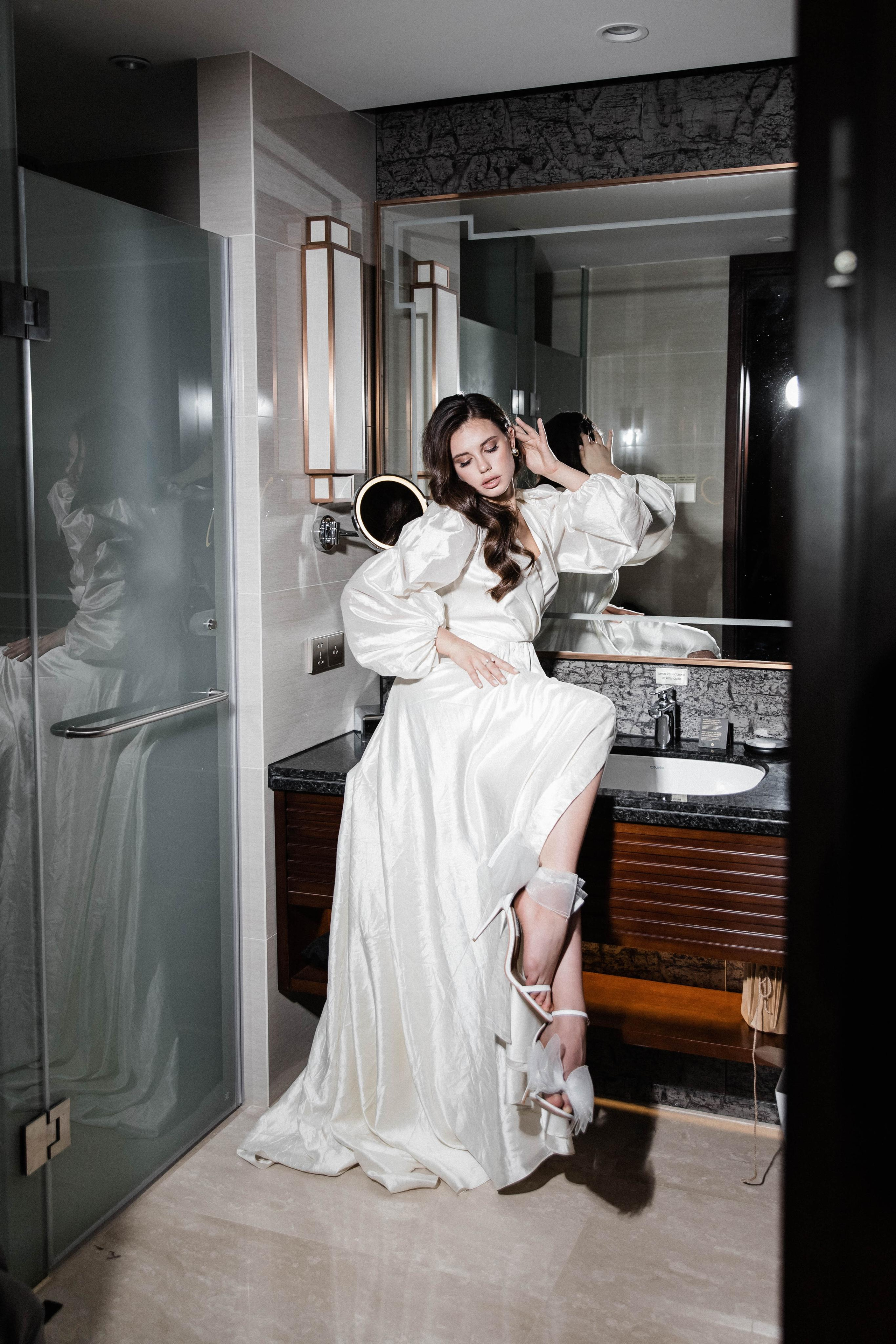 Совместные сборы в отеле. Свадебный фотограф Полина Панина