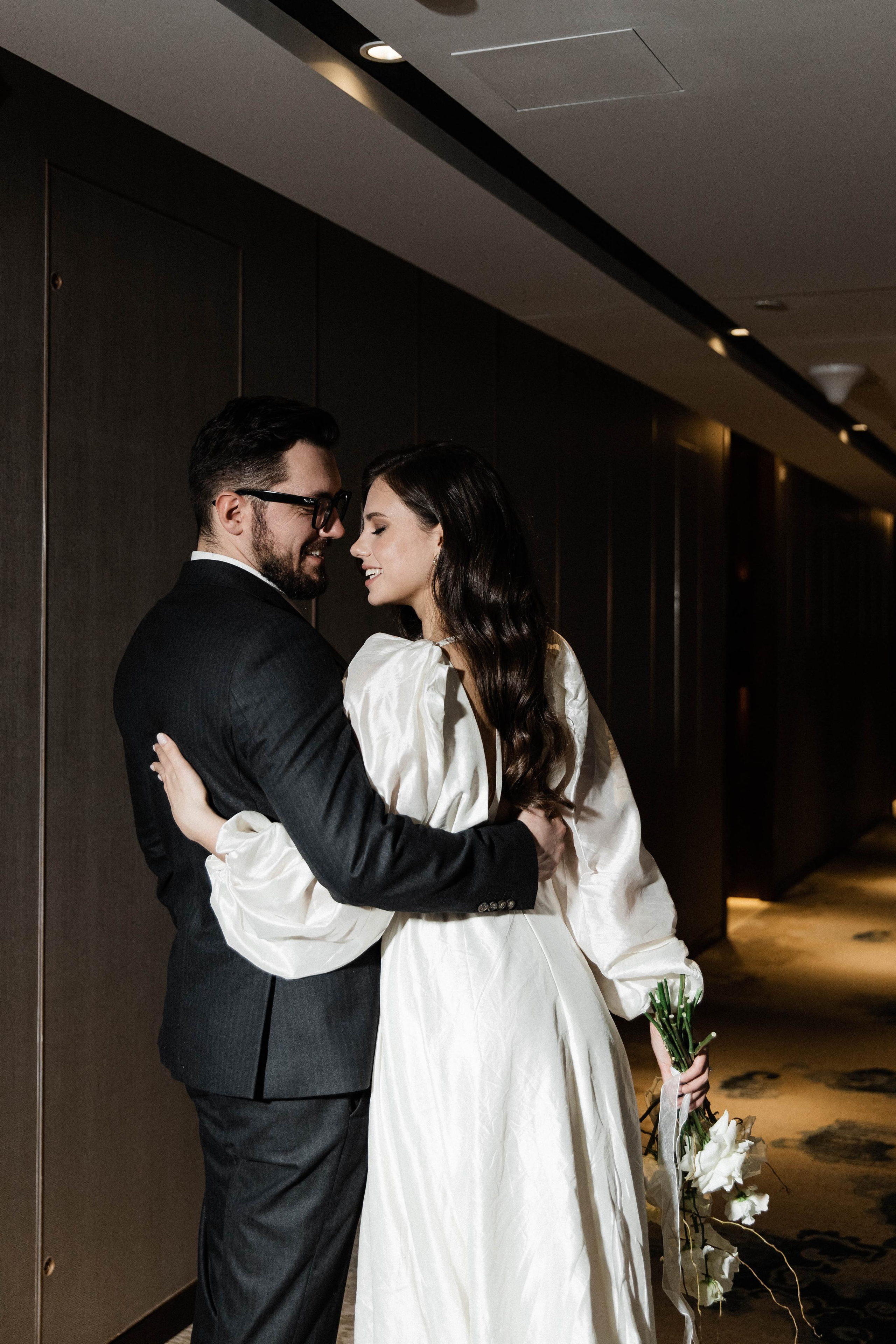 Совместные сборы в отеле. Свадебный фотограф Полина Панина