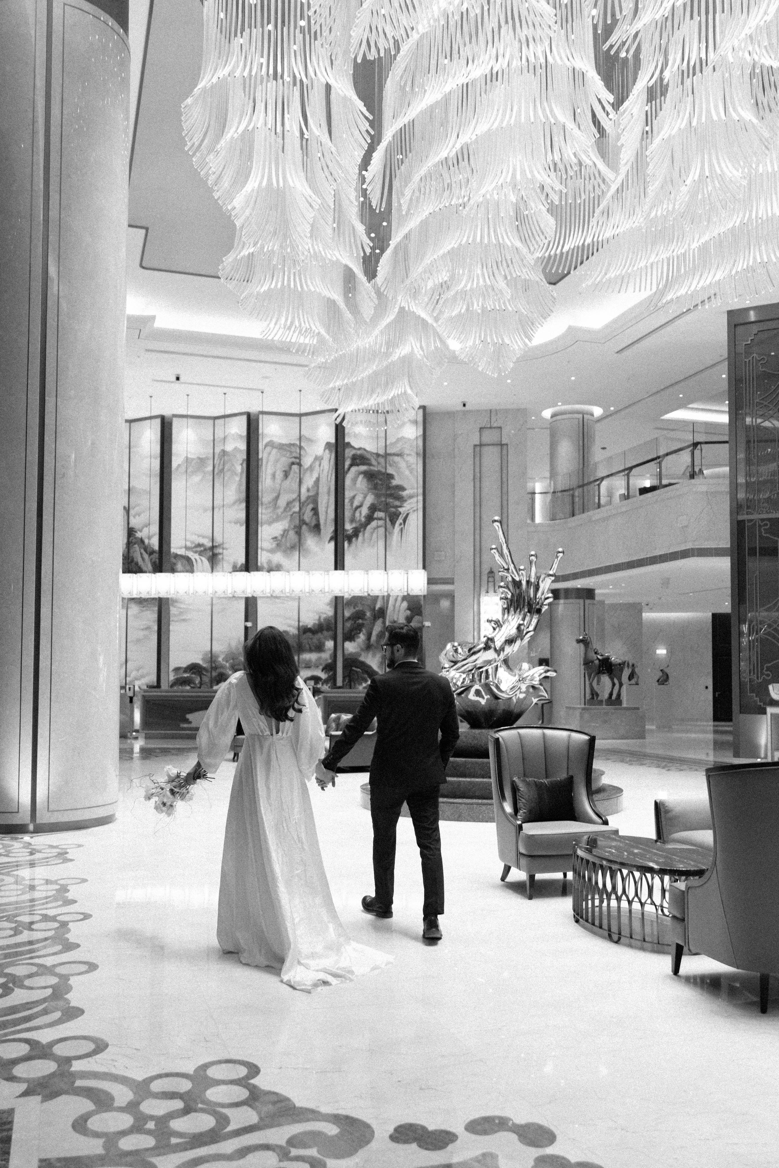 Совместные сборы в отеле. Свадебный фотограф Полина Панина