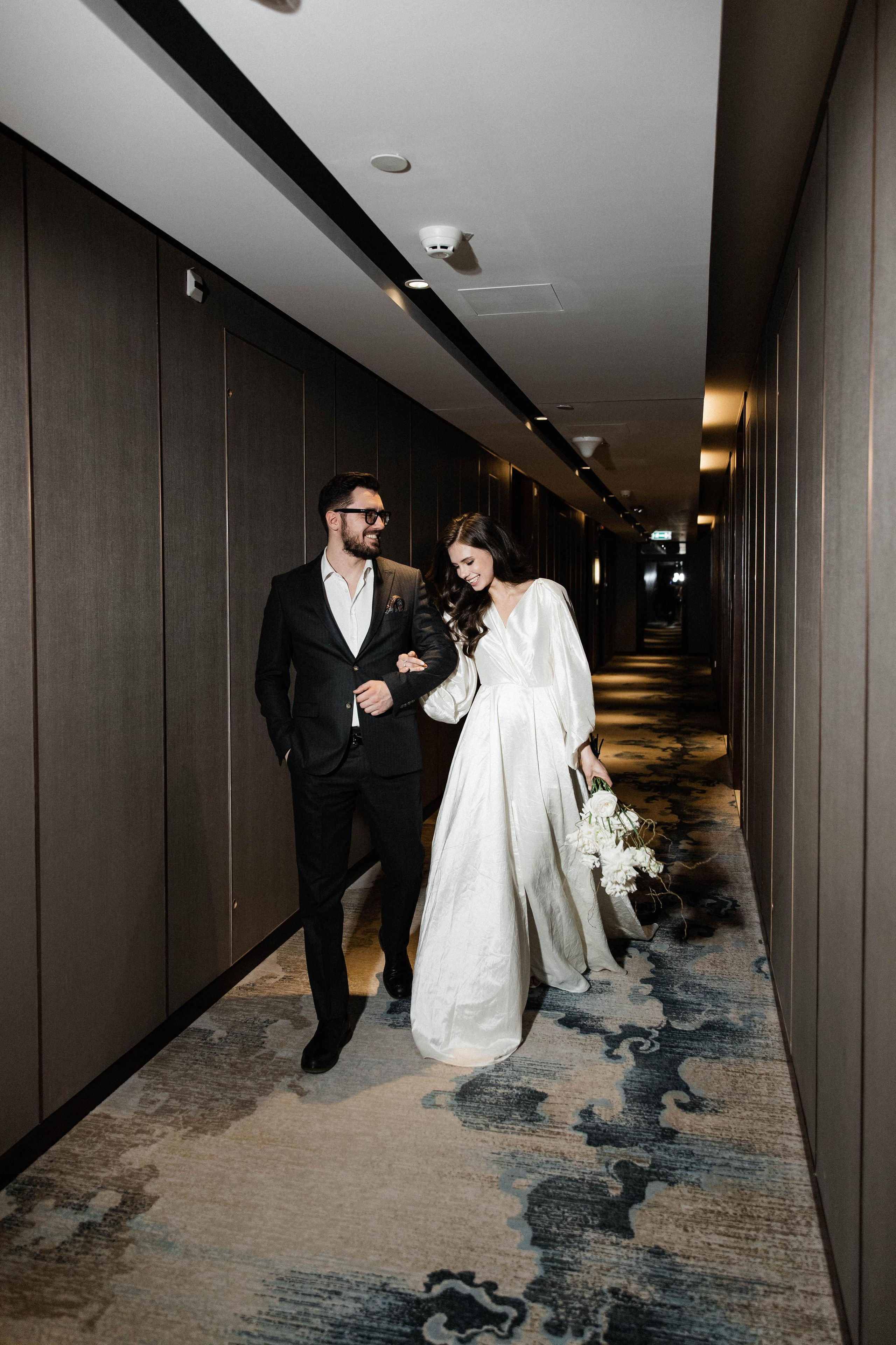 Совместные сборы в отеле. Свадебный фотограф Полина Панина