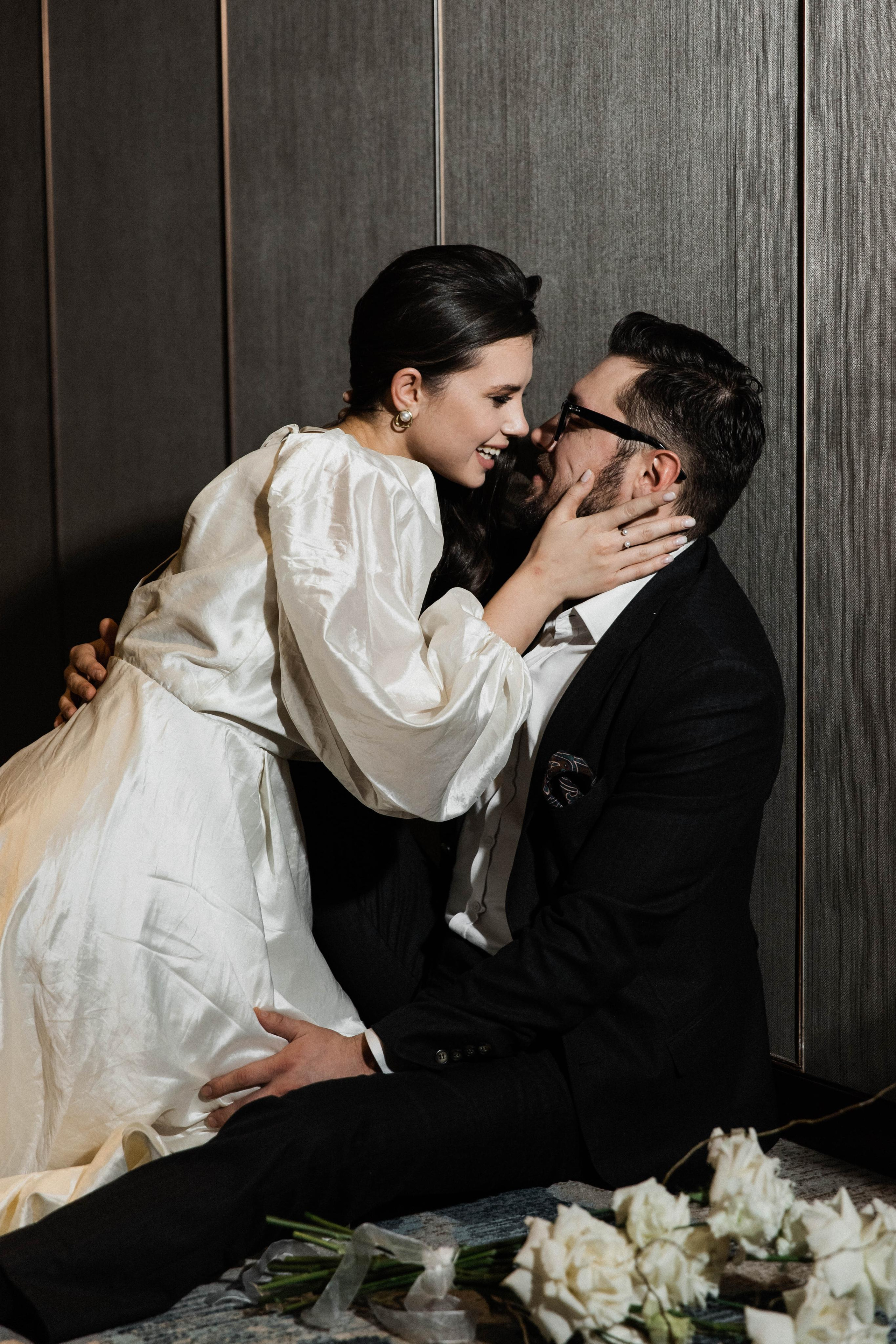 Совместные сборы в отеле. Свадебный фотограф Полина Панина