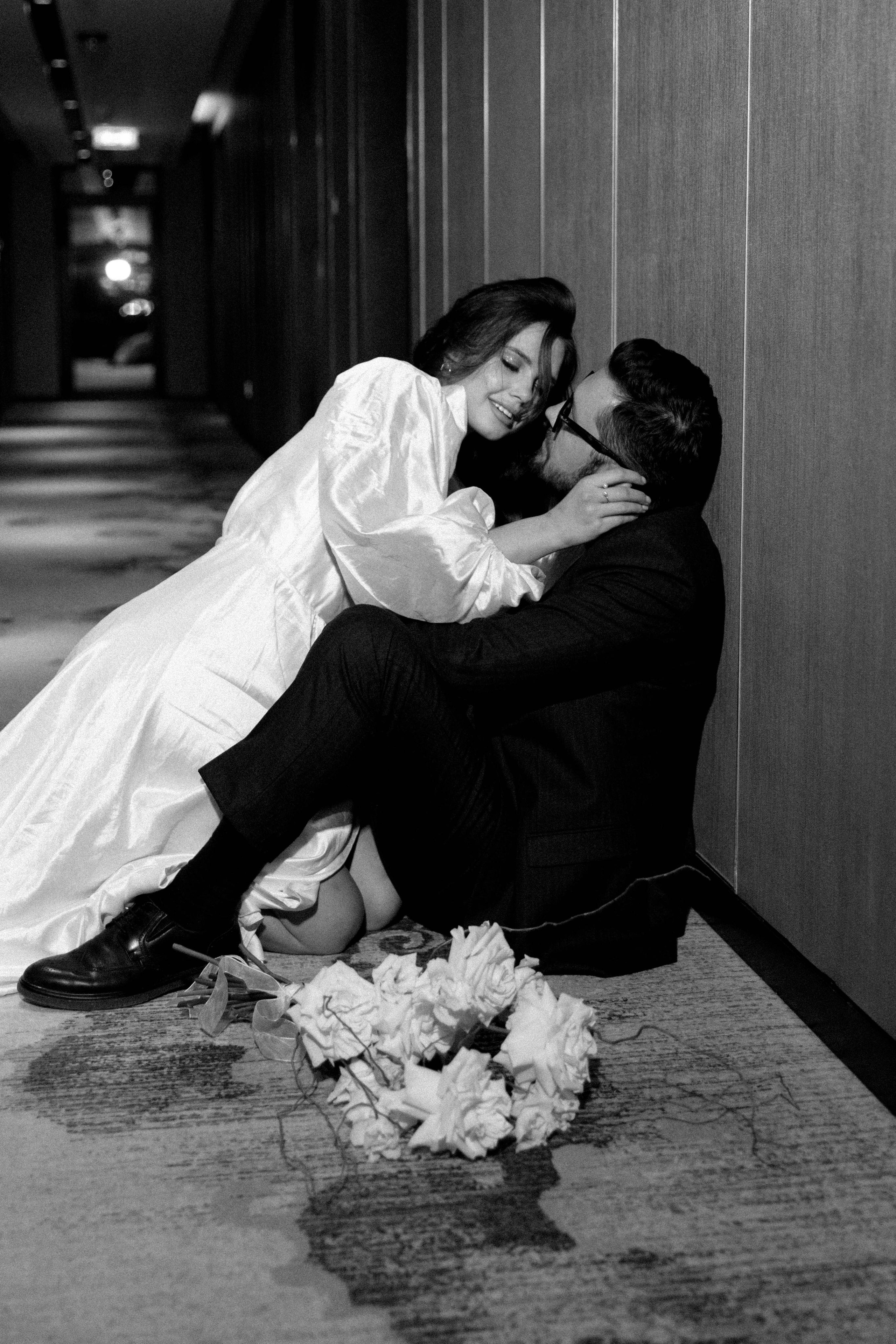 Совместные сборы в отеле. Свадебный фотограф Полина Панина