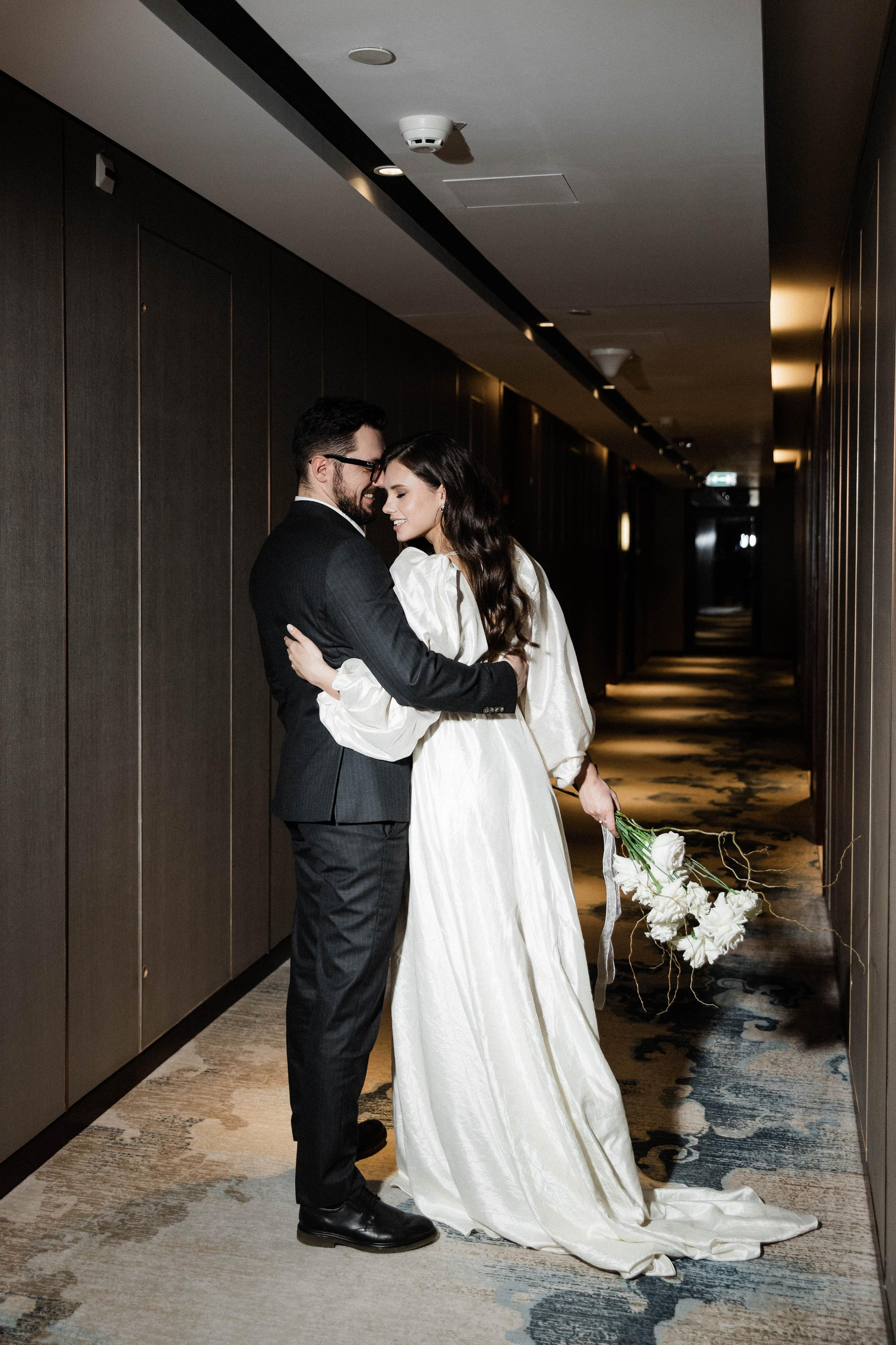 Совместные сборы в отеле. Свадебный фотограф Полина Панина