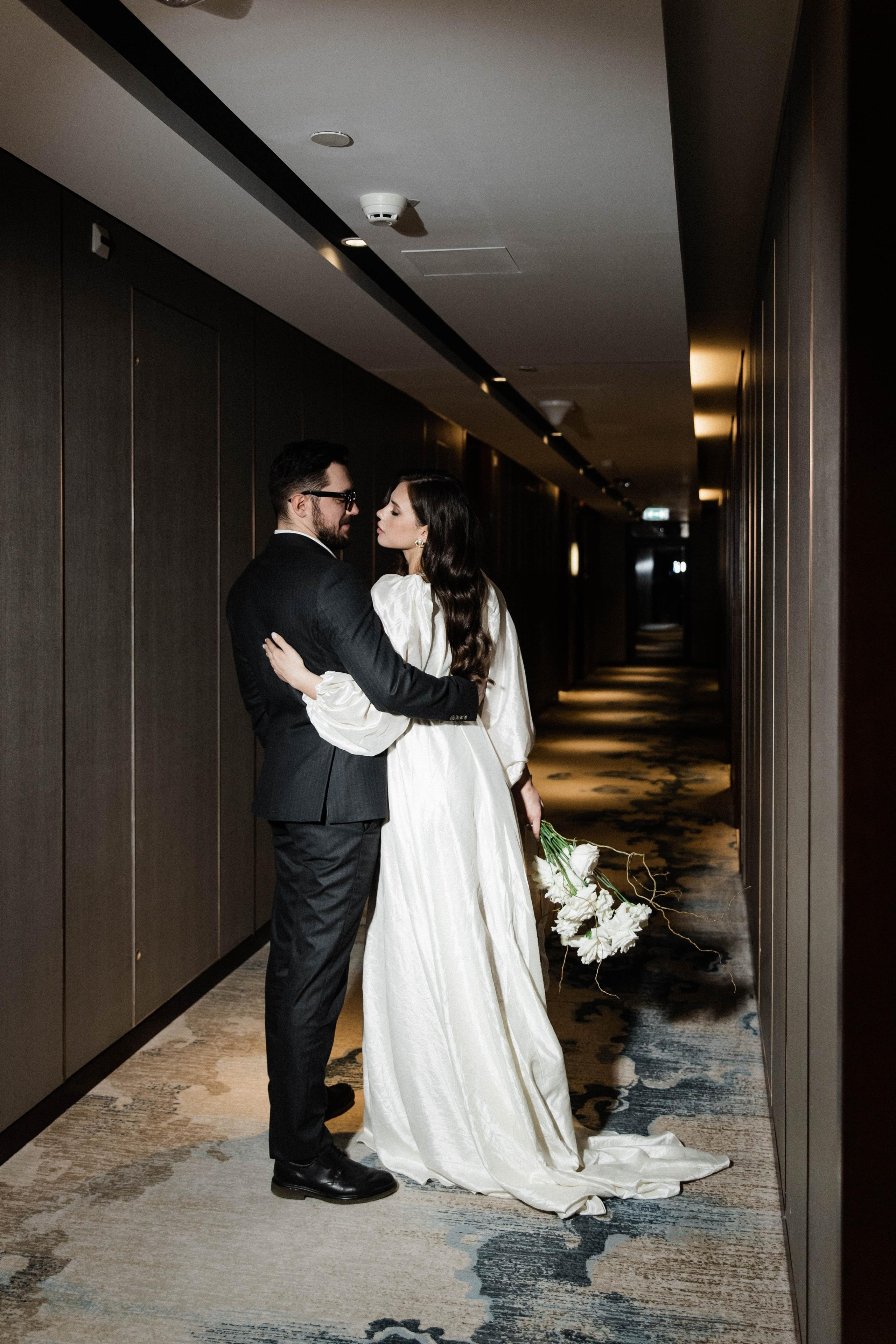 Совместные сборы в отеле. Свадебный фотограф Полина Панина