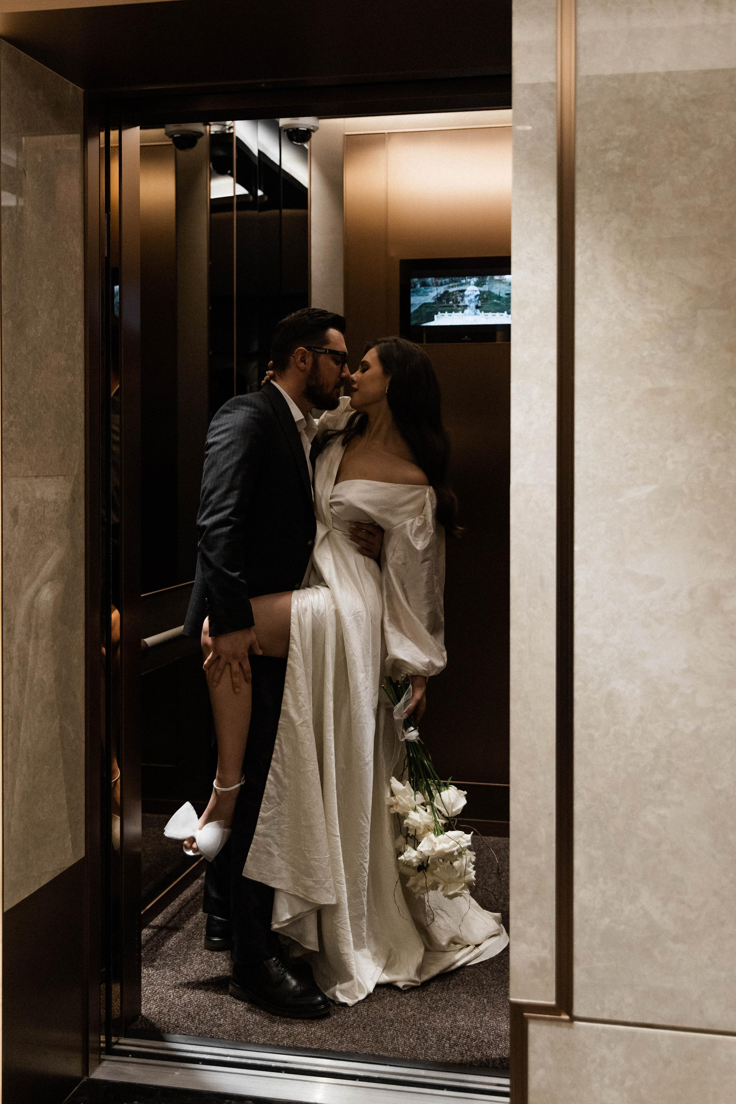 Совместные сборы в отеле. Свадебный фотограф Полина Панина