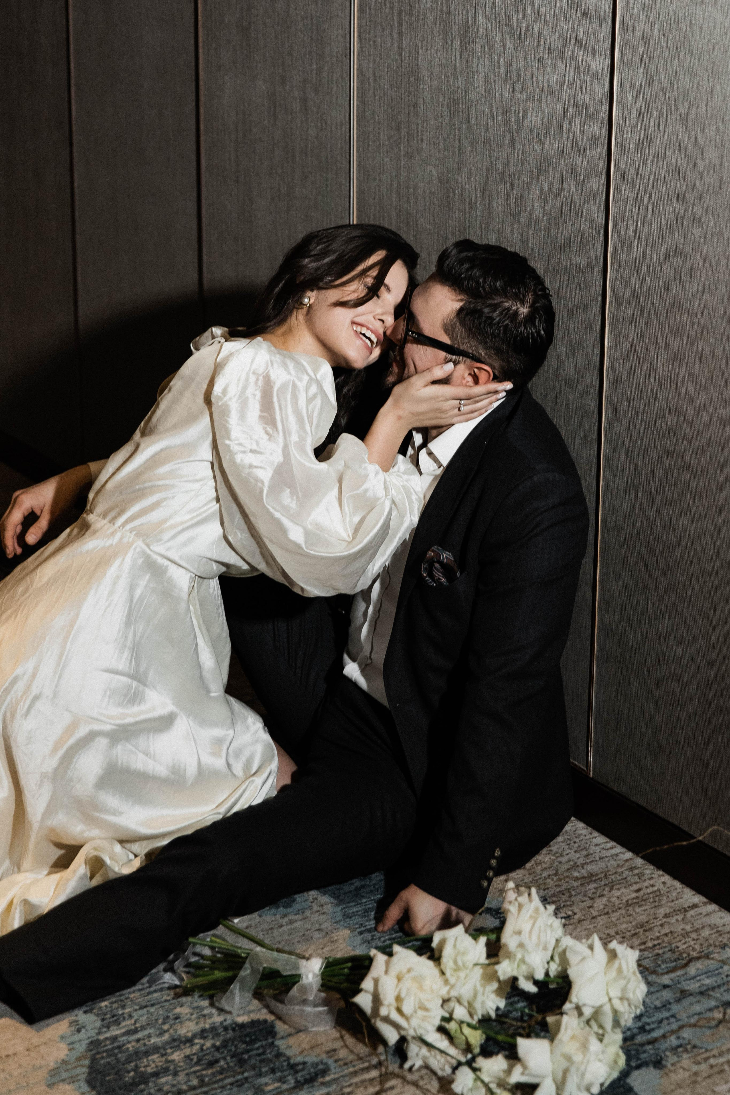 Совместные сборы в отеле. Свадебный фотограф Полина Панина